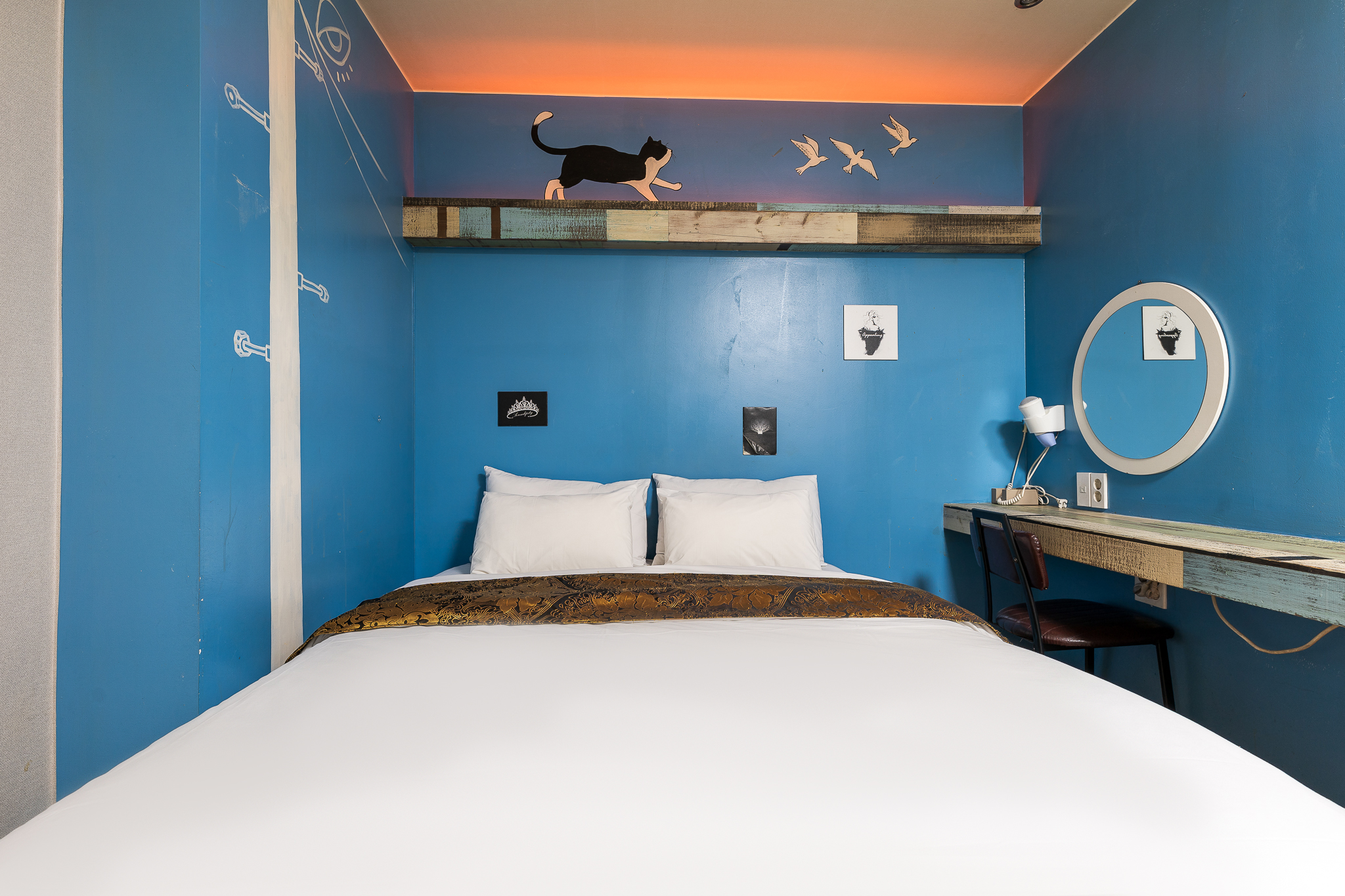 room detail thumbnail 2