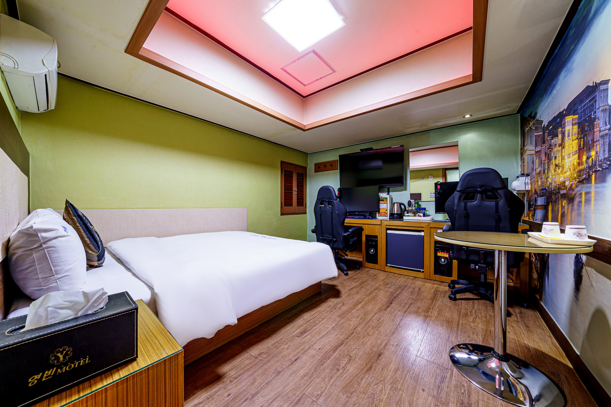 room detail thumbnail 0