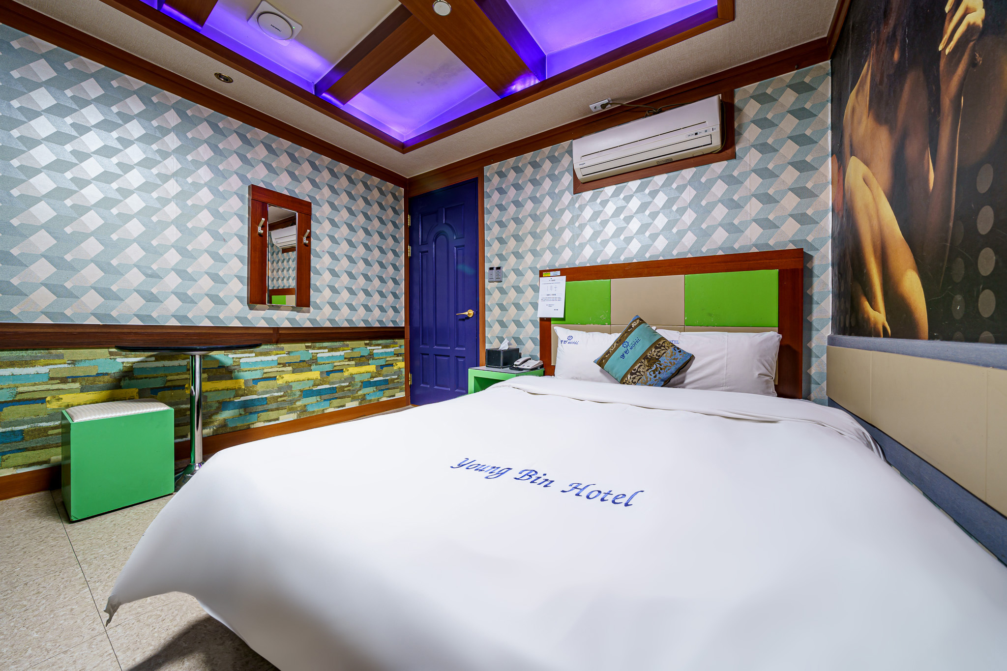 room detail thumbnail 2