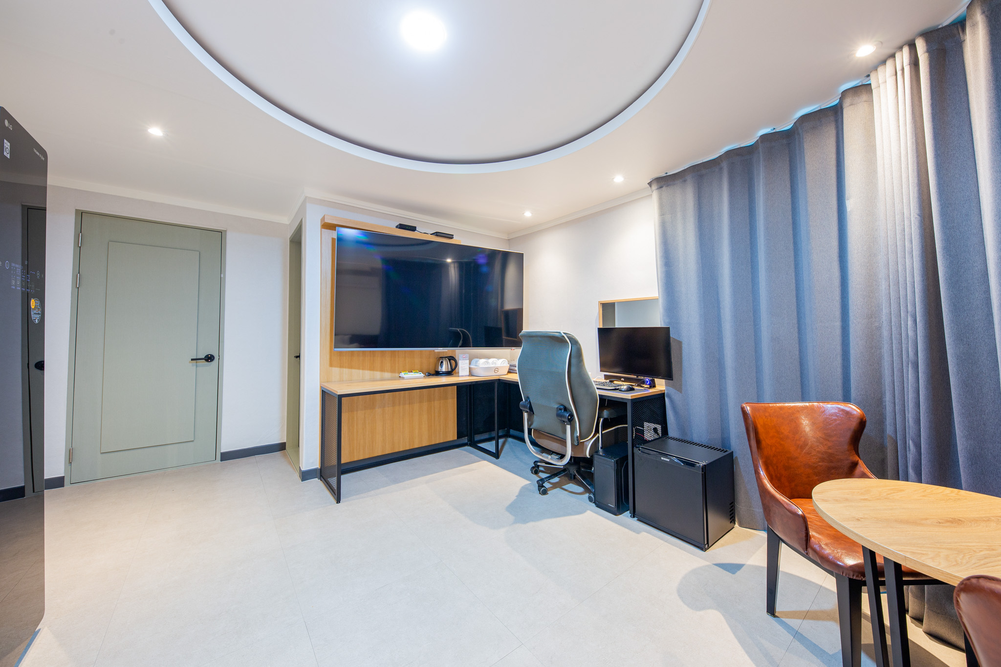 room detail thumbnail 2