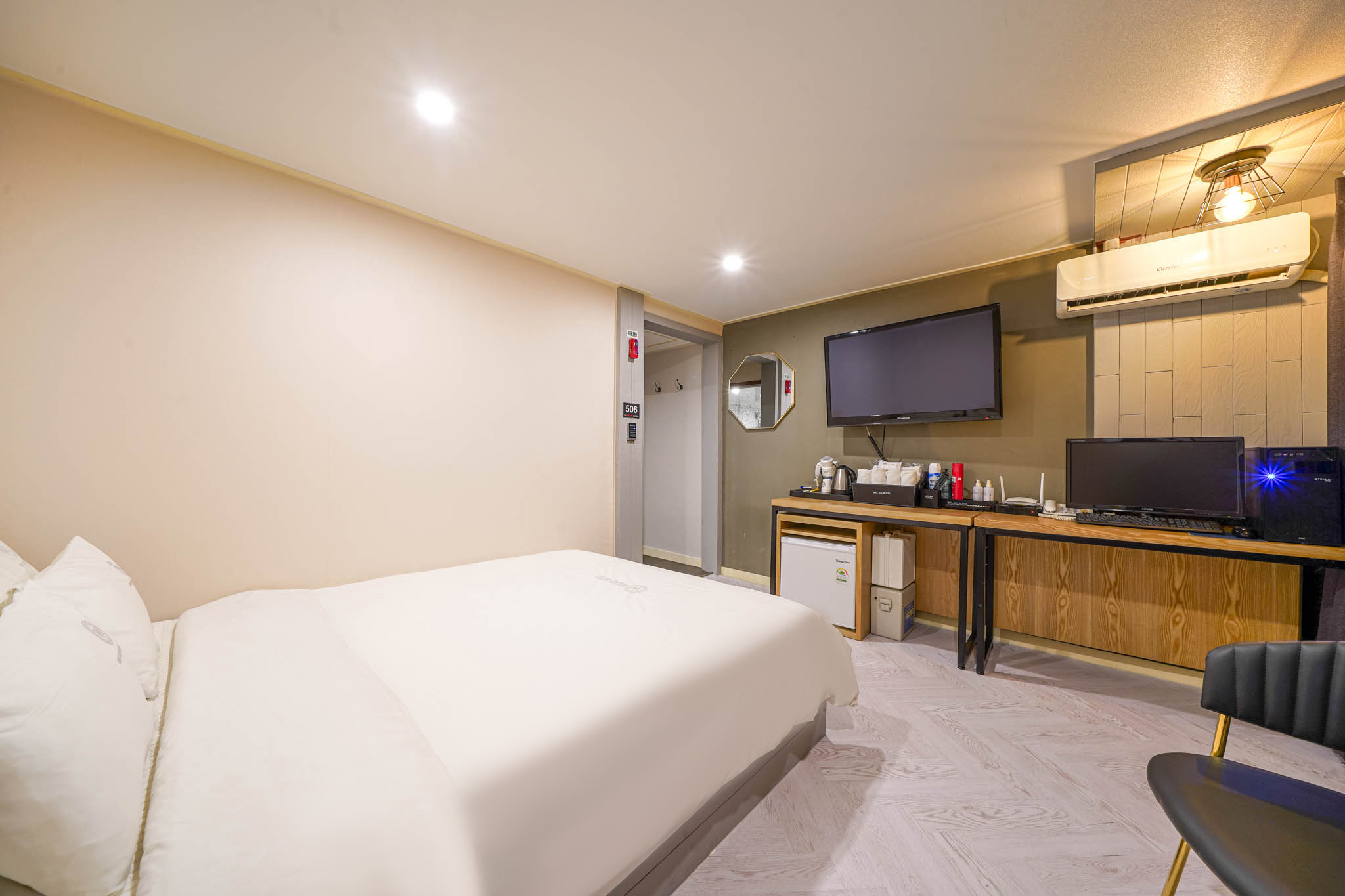 room detail thumbnail 1