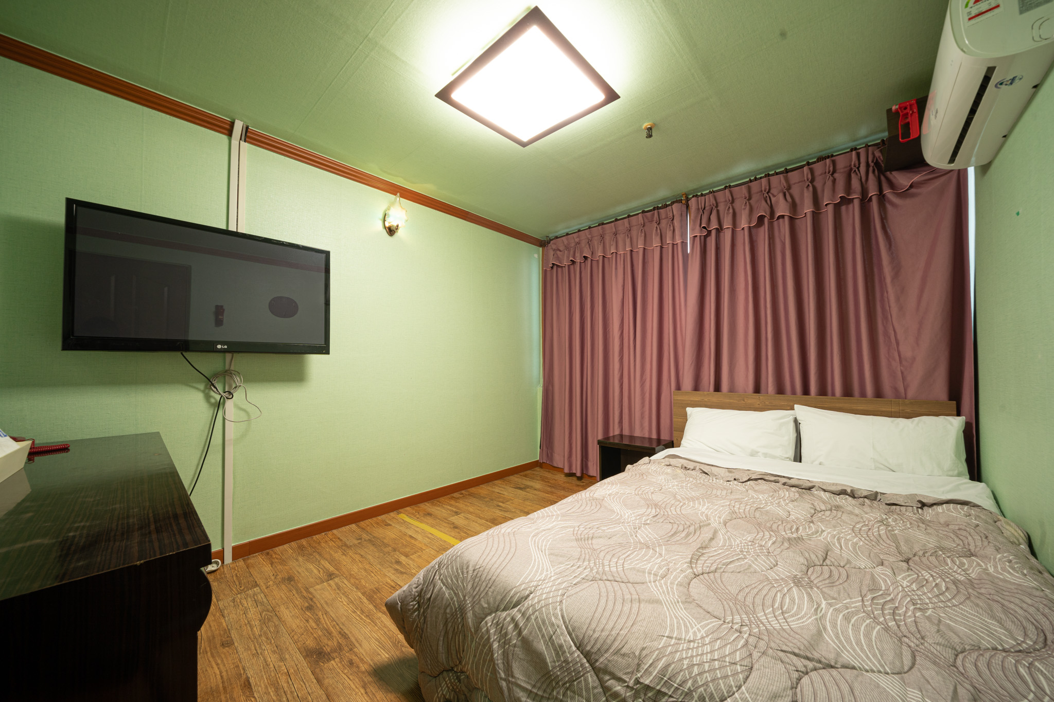 room detail thumbnail 2