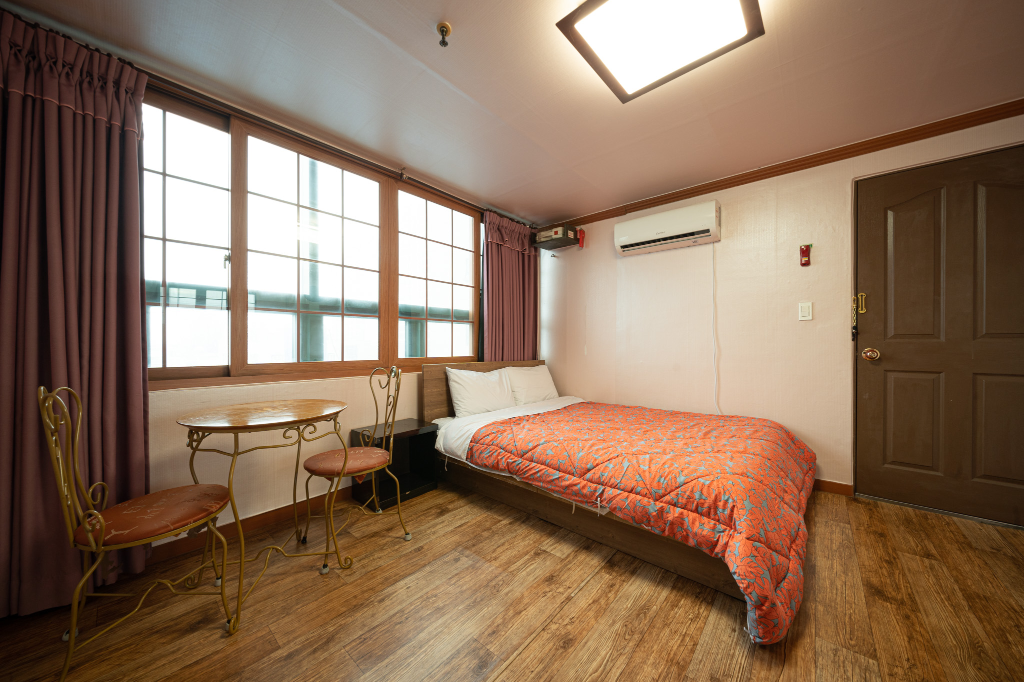 room detail thumbnail 1