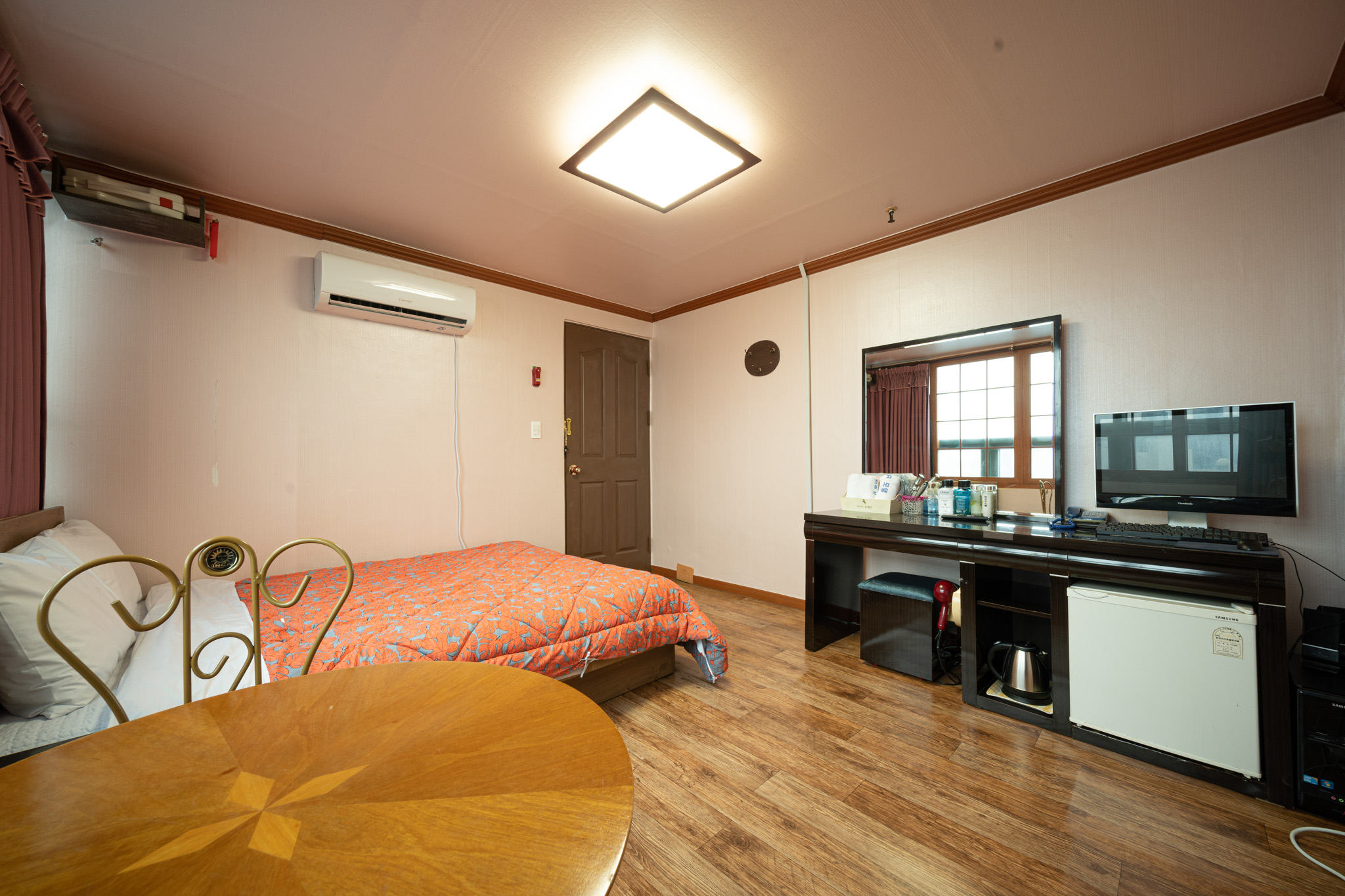 room detail thumbnail 2