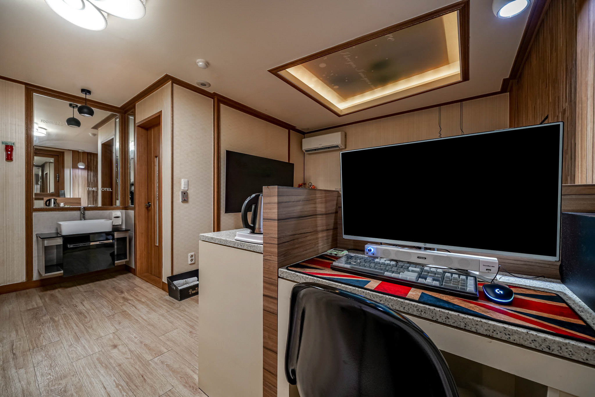 room detail thumbnail 2