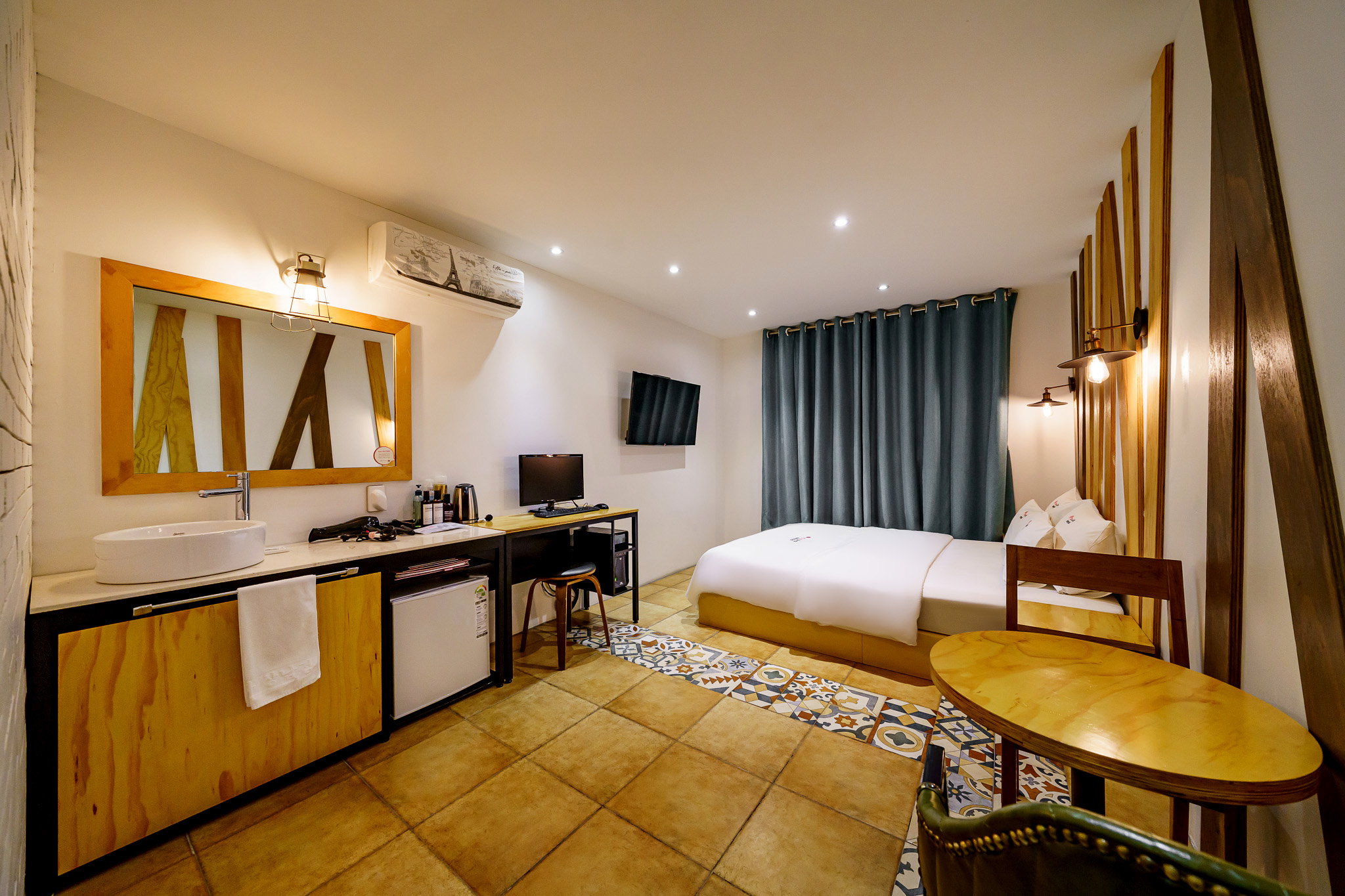 room detail thumbnail 2