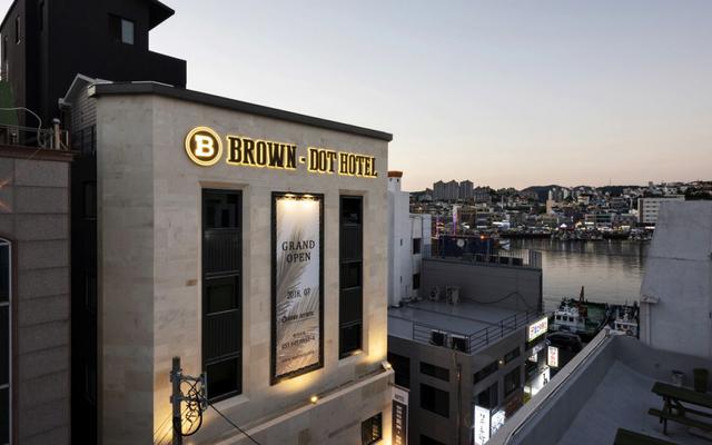 브라운도트 통영항남점