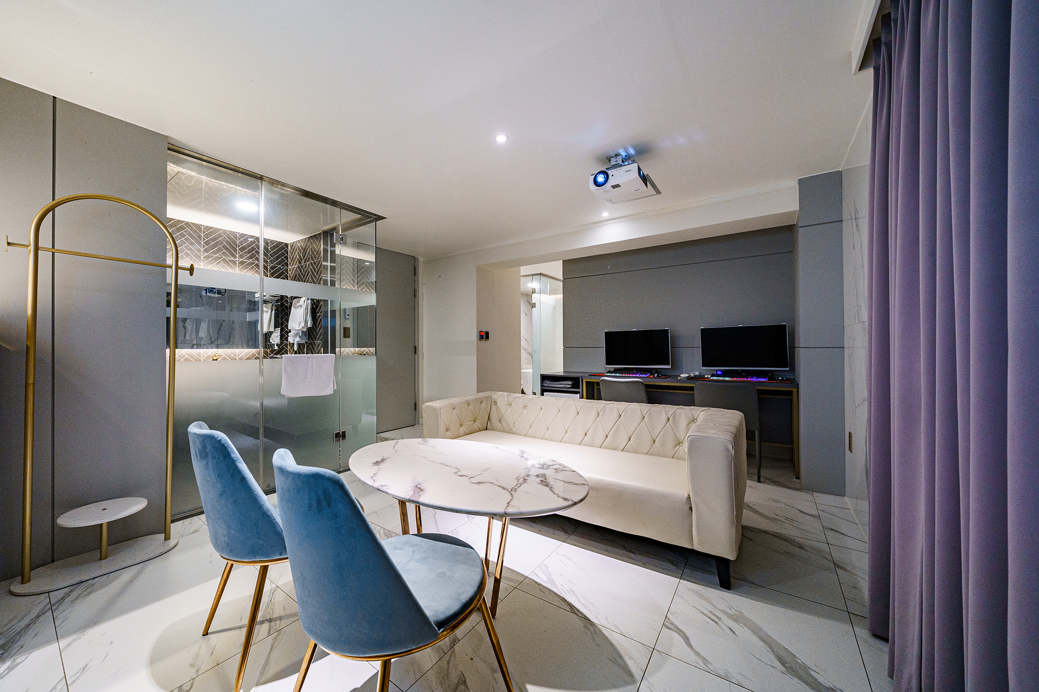 room detail thumbnail 2