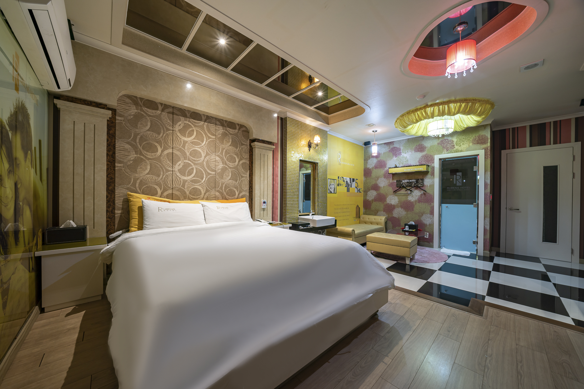 room detail thumbnail 1