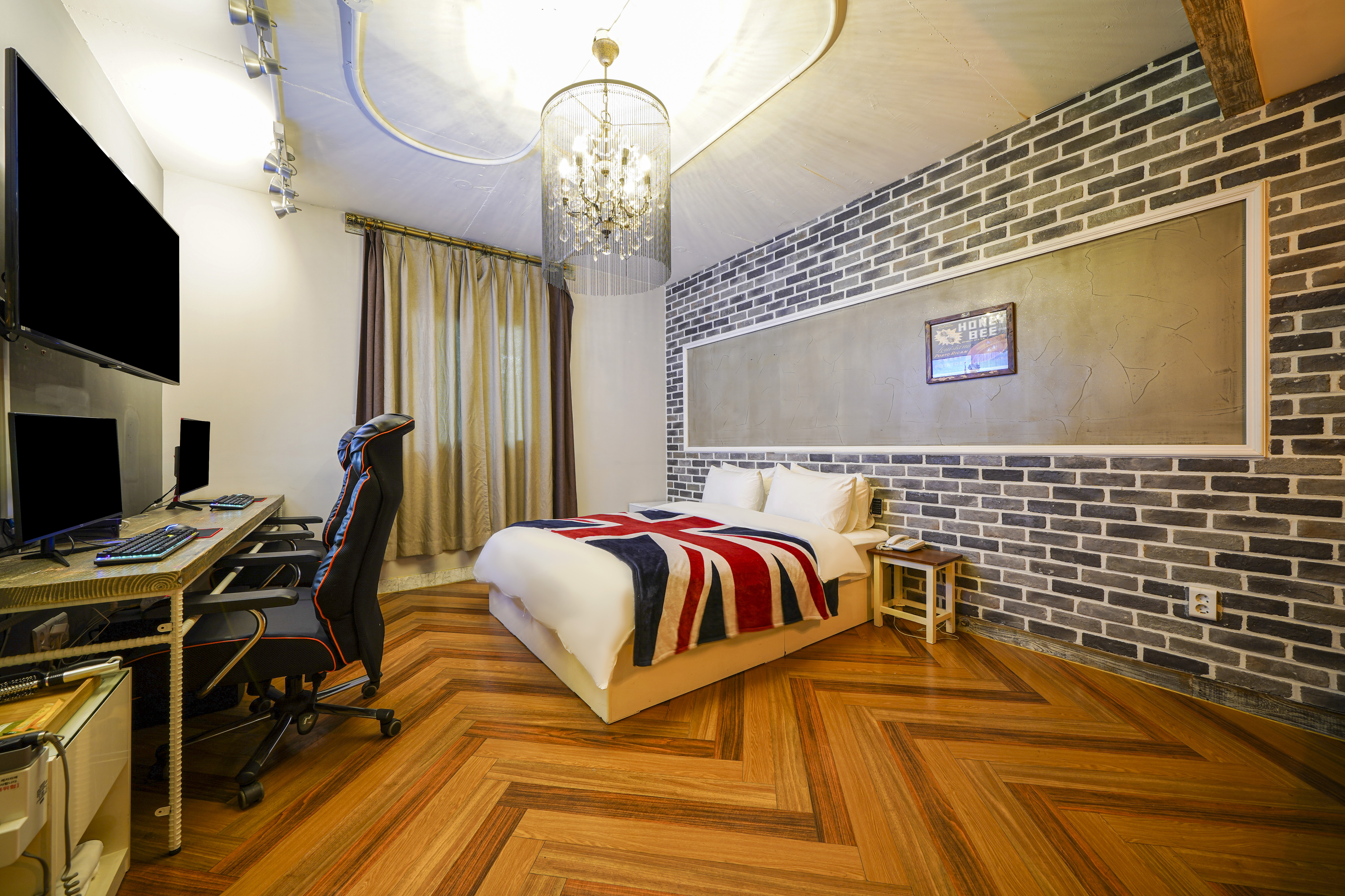 room detail thumbnail 2