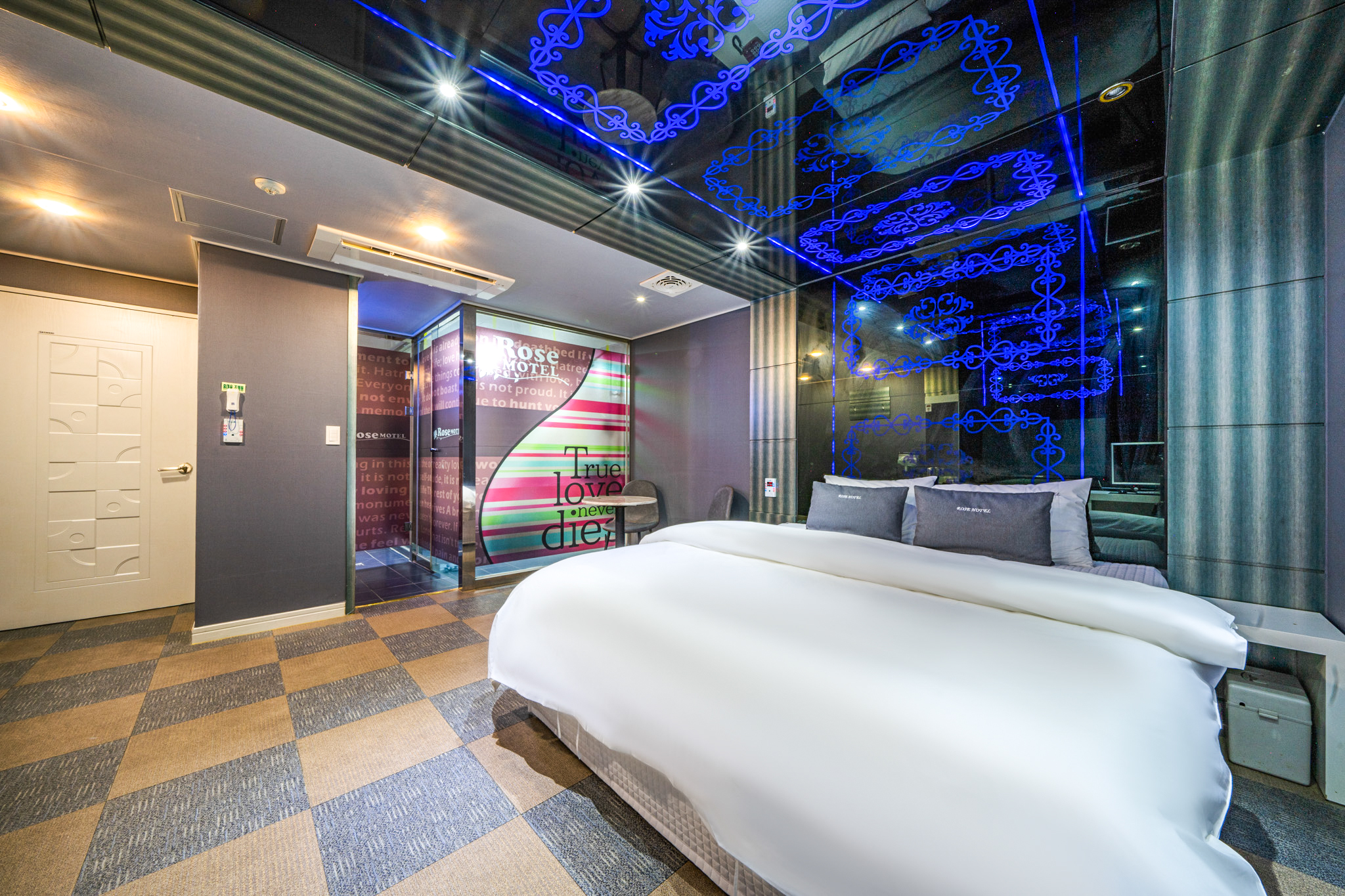 디럭스-금연실(라텍스침대,고사양 노하드PC,넷플릭스&웨이브온 시청가능)