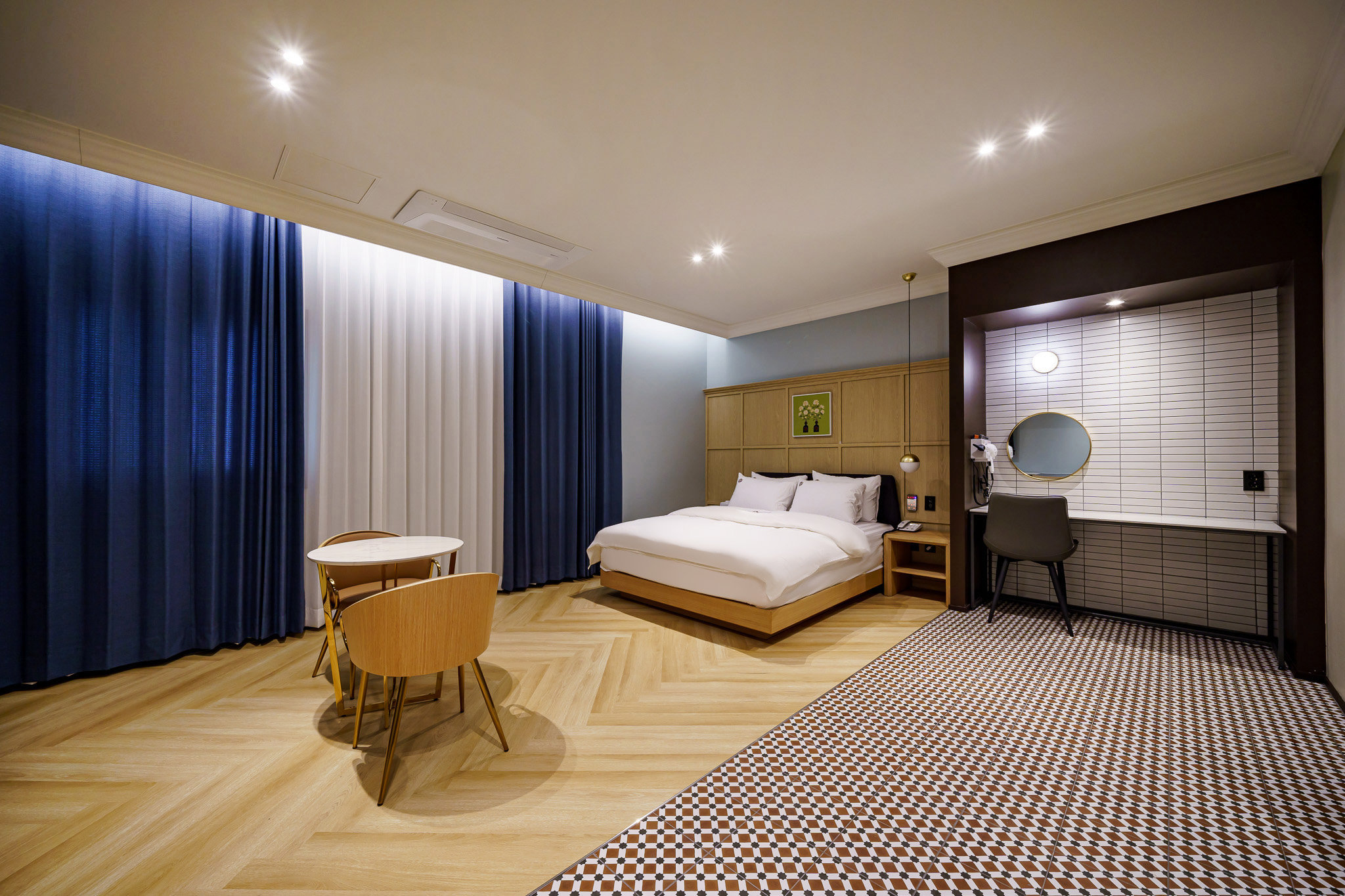 room detail thumbnail 1