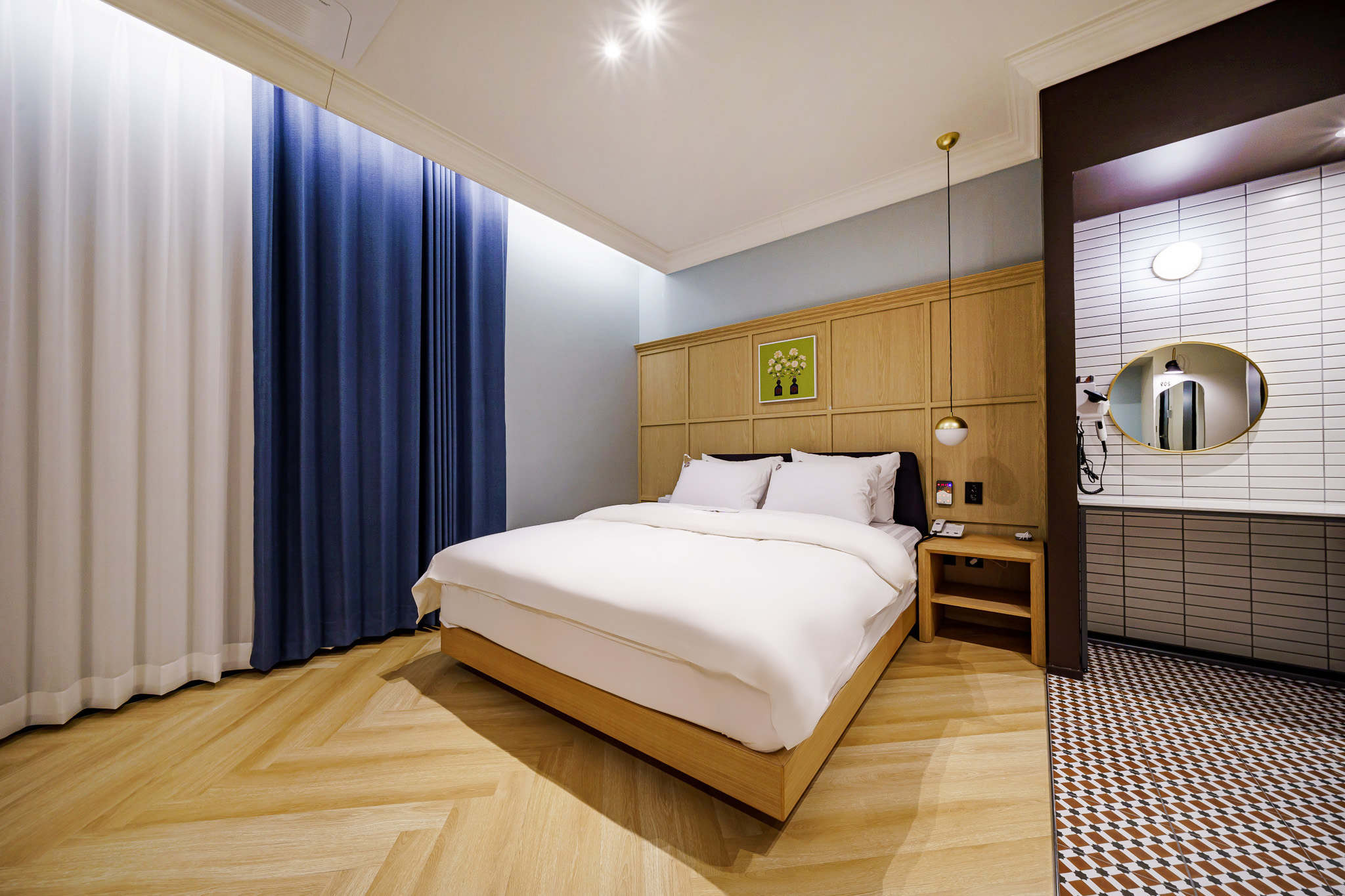 room detail thumbnail 2