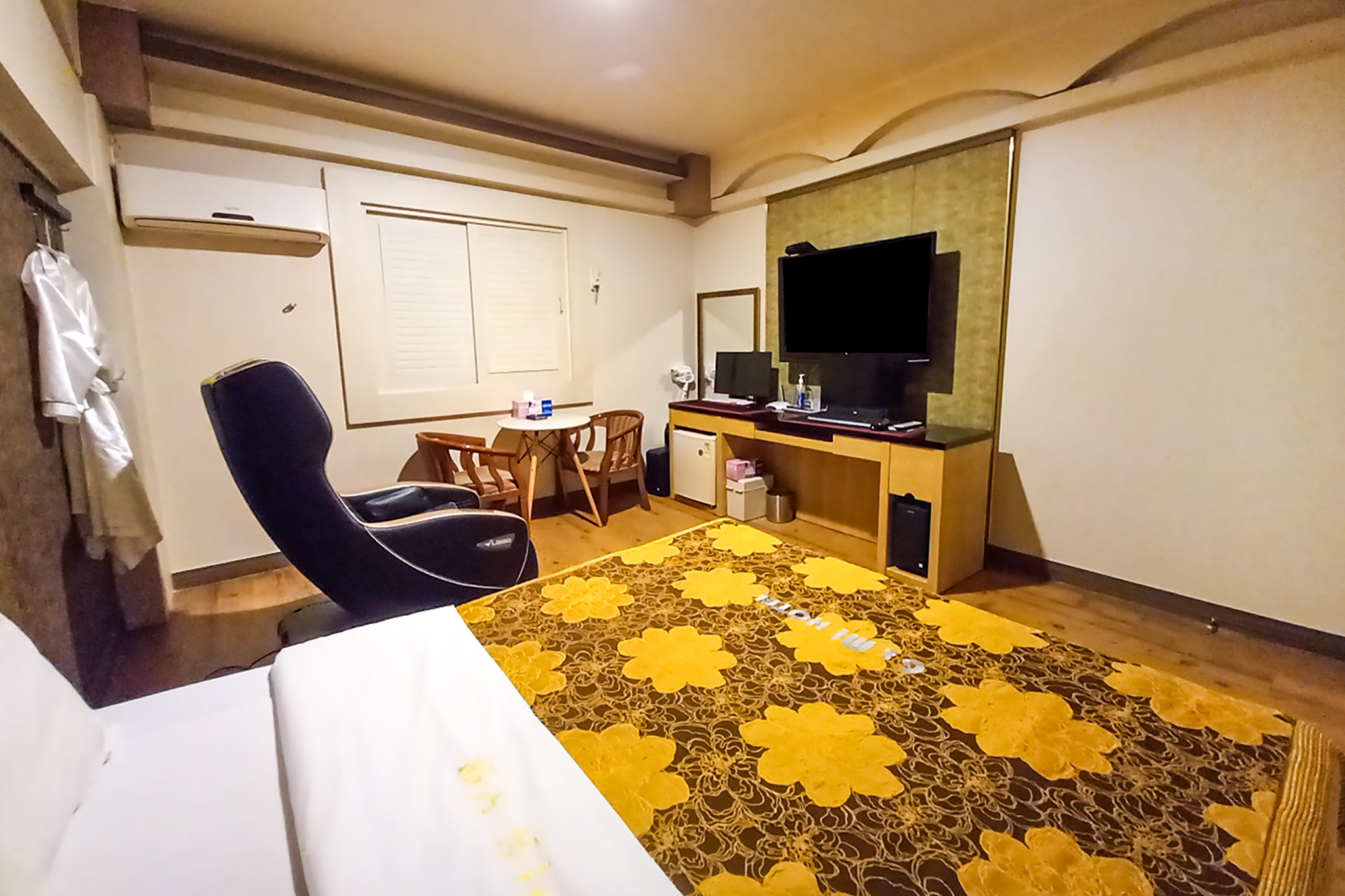 room detail thumbnail 1