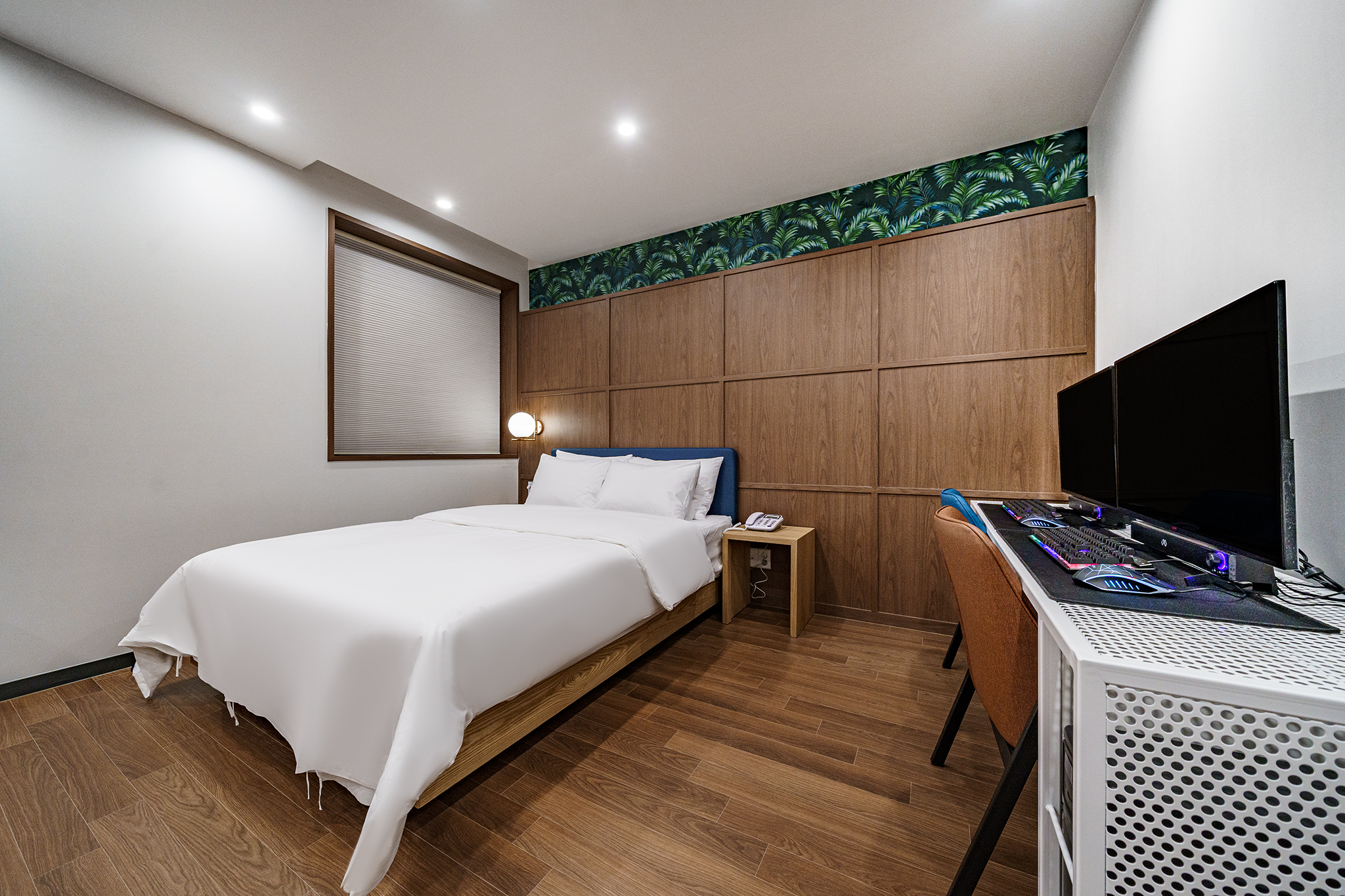 room detail thumbnail 1