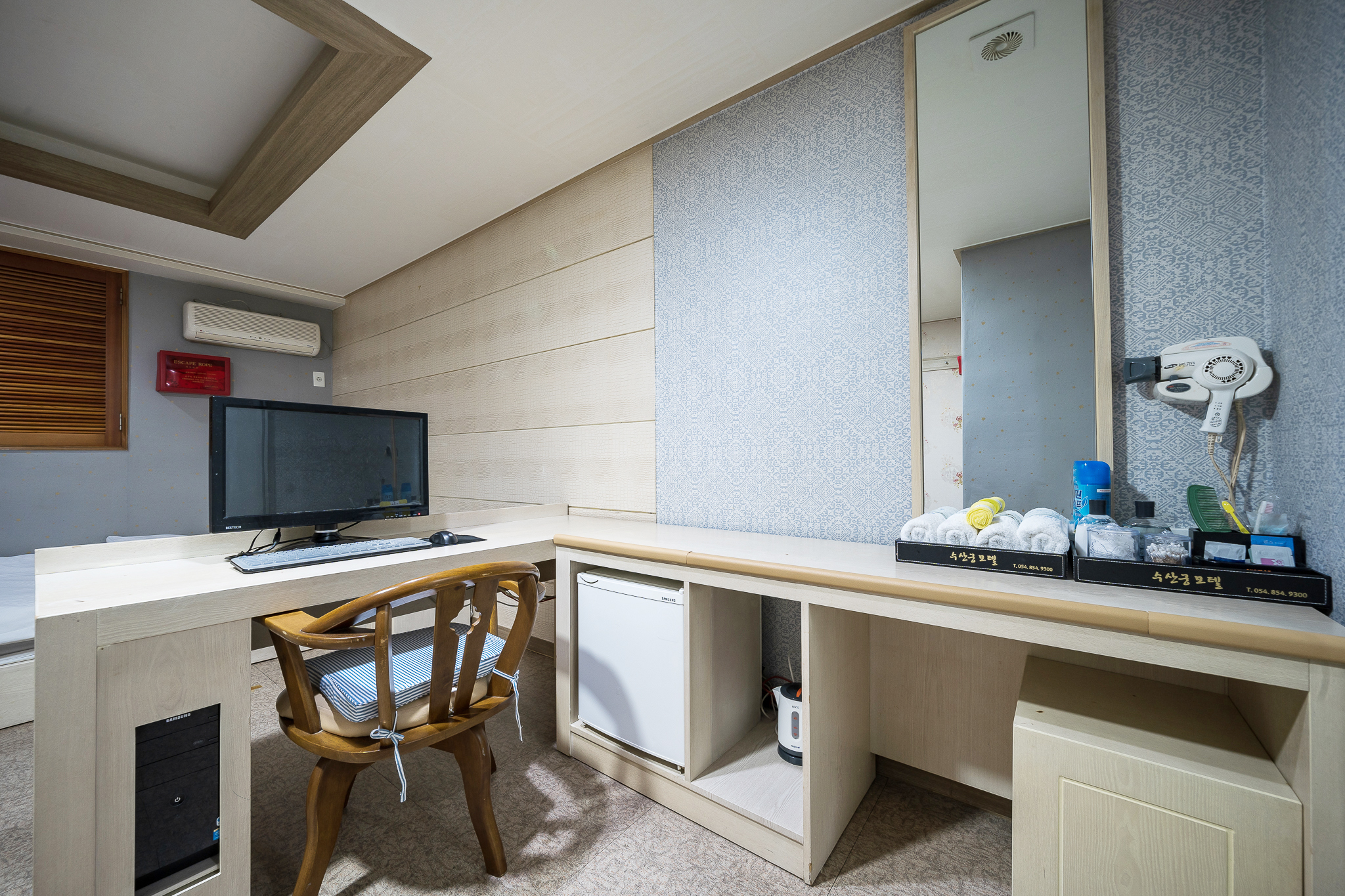 room detail thumbnail 2