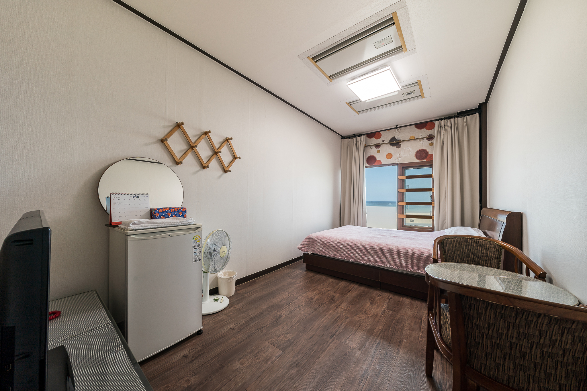 room detail thumbnail 2