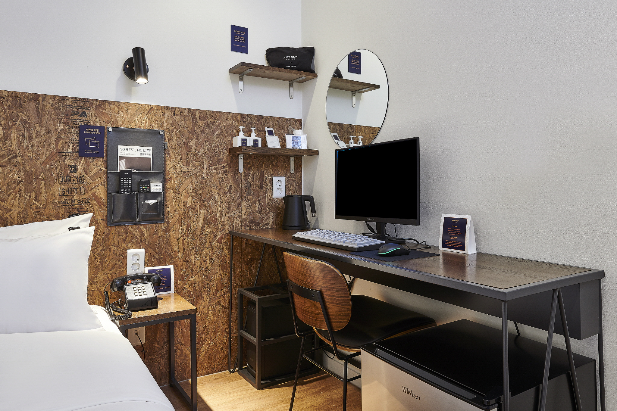 room detail thumbnail 2