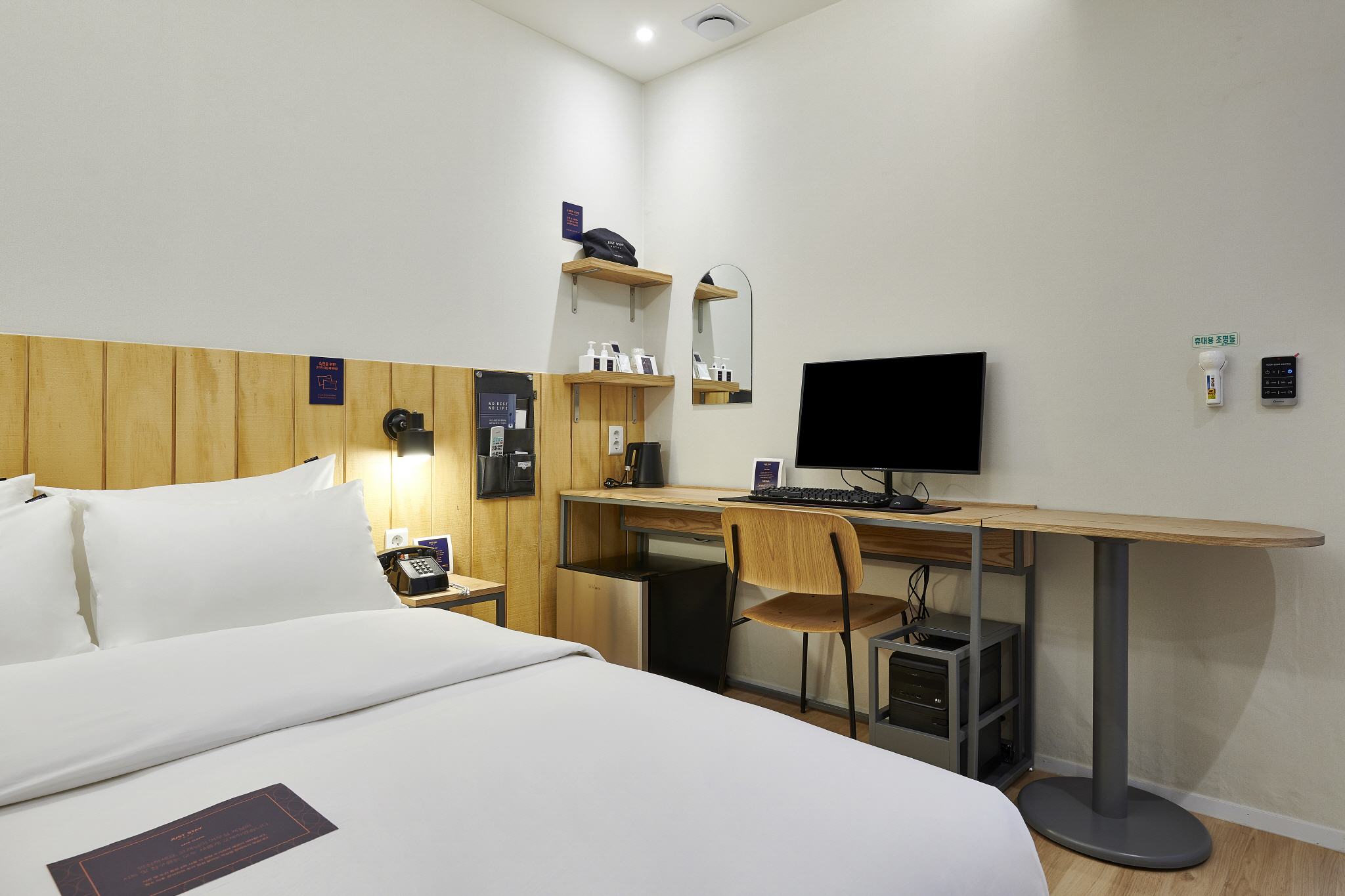 room detail thumbnail 2