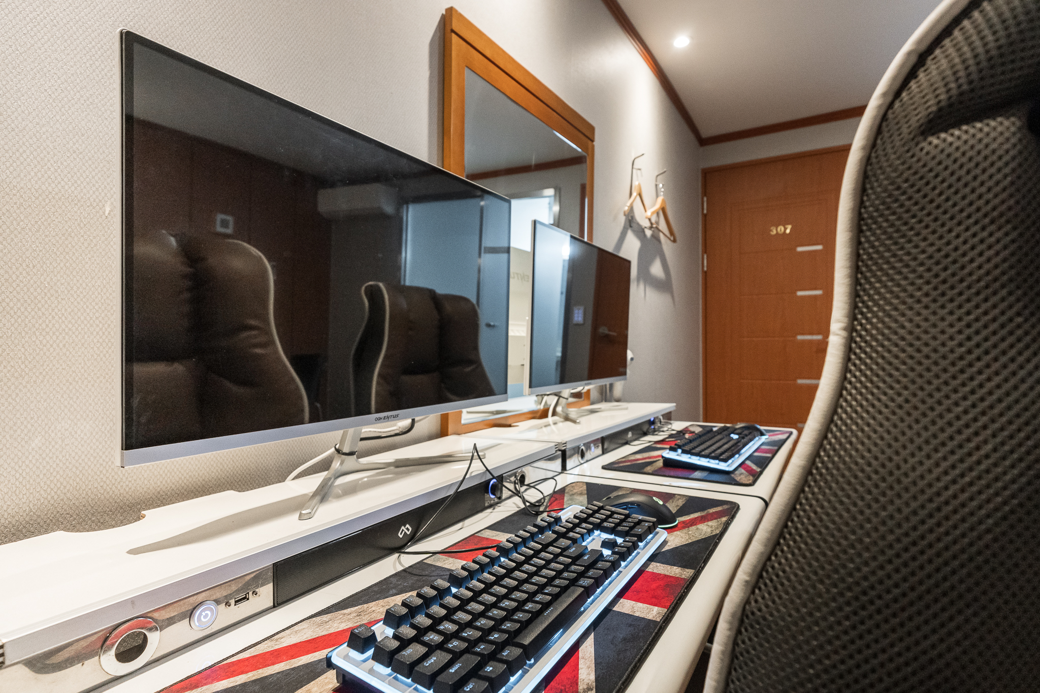 room detail thumbnail 2