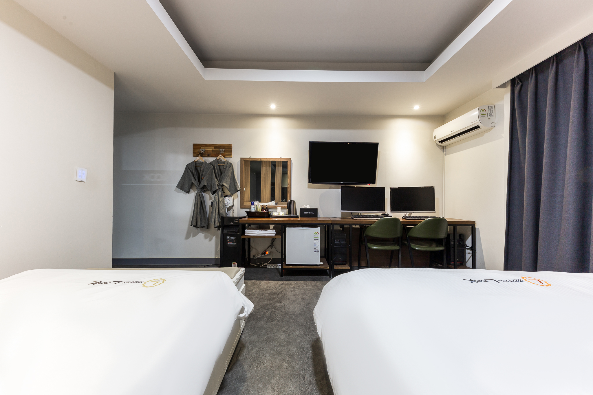 room detail thumbnail 2
