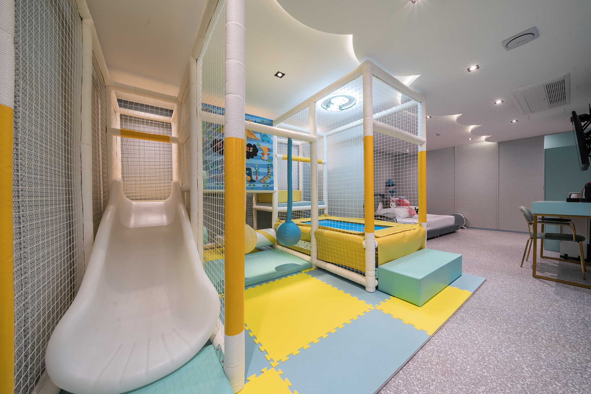 room detail thumbnail 2