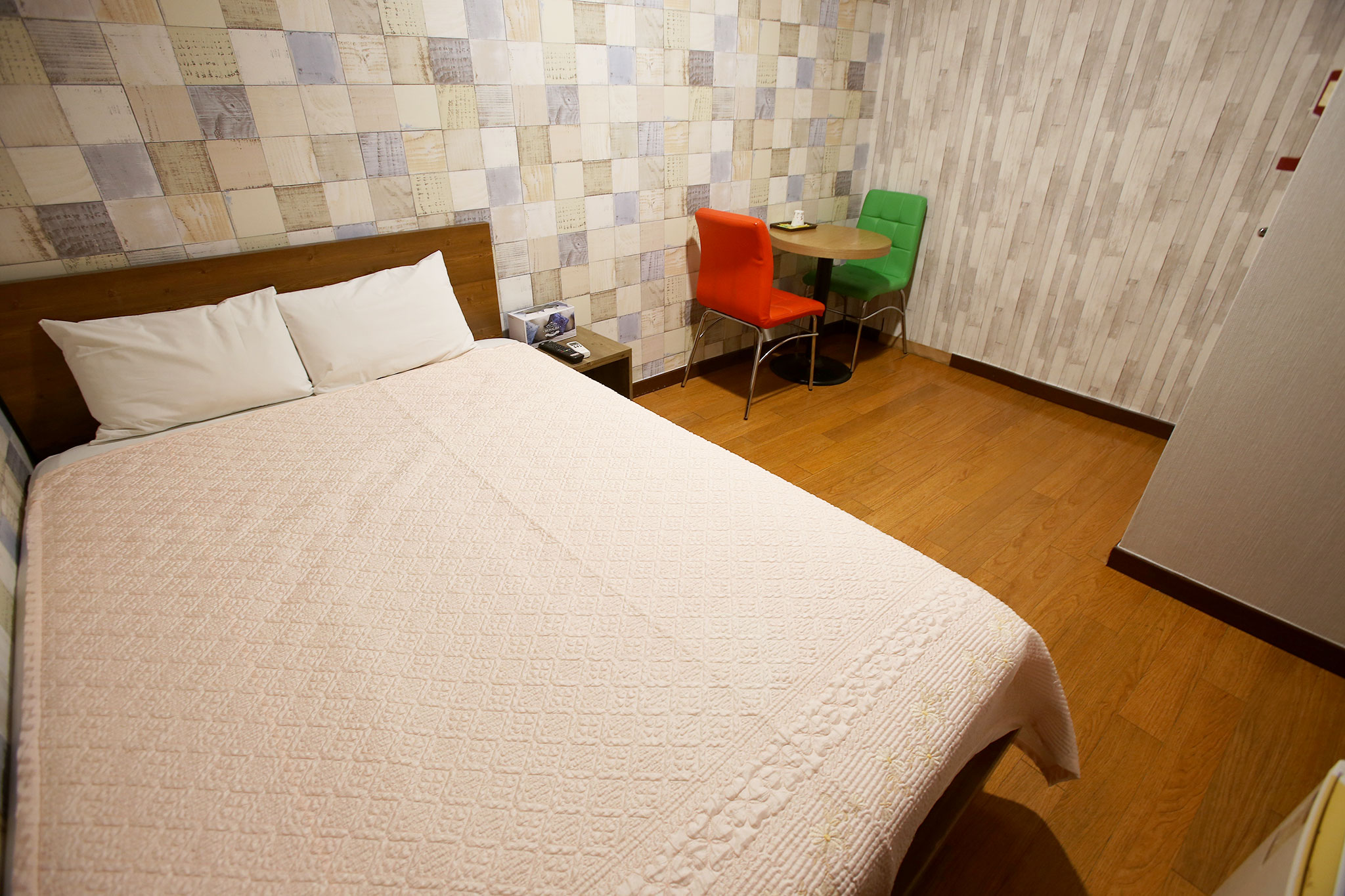 room detail thumbnail 2