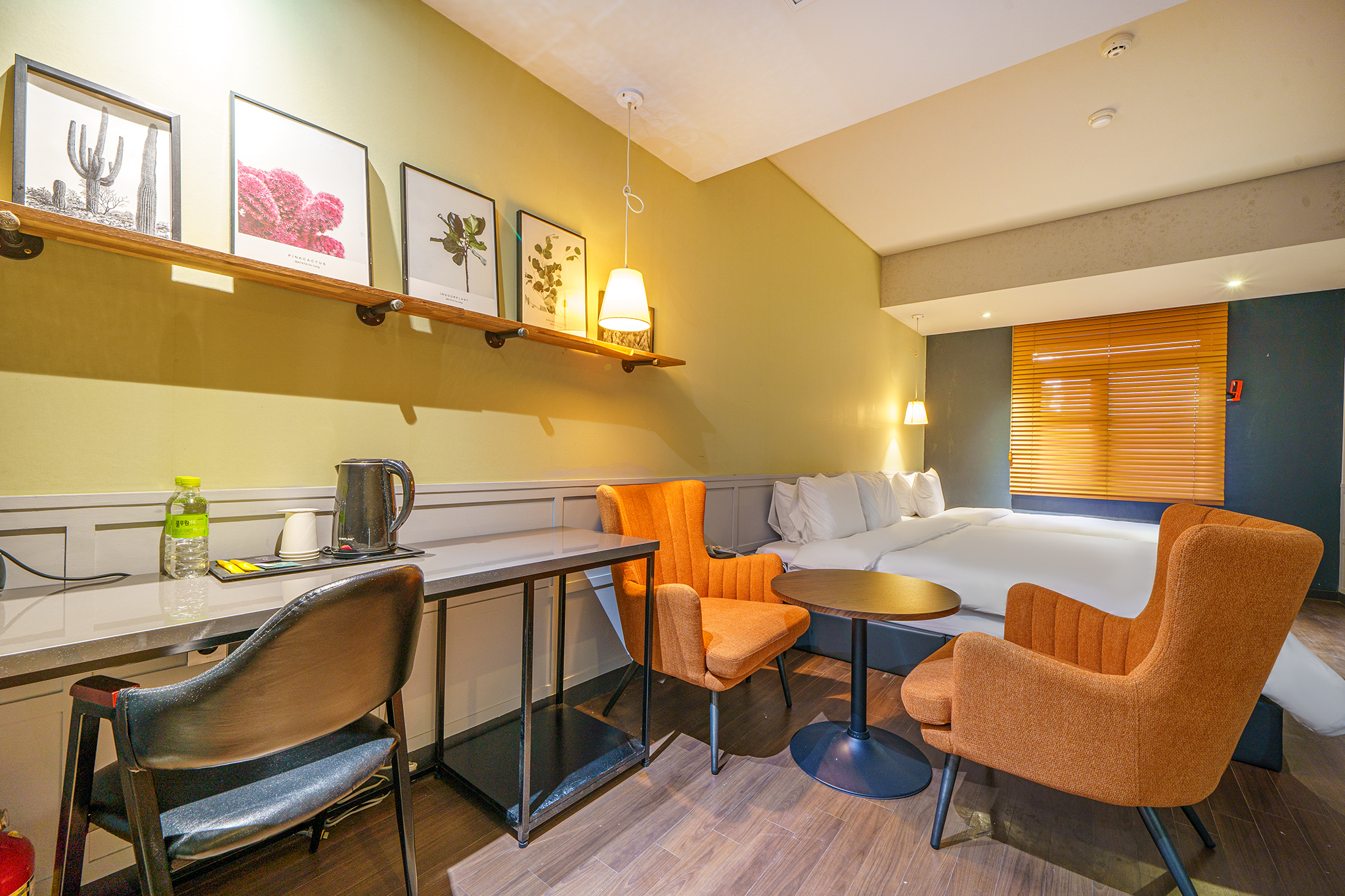 room detail thumbnail 2