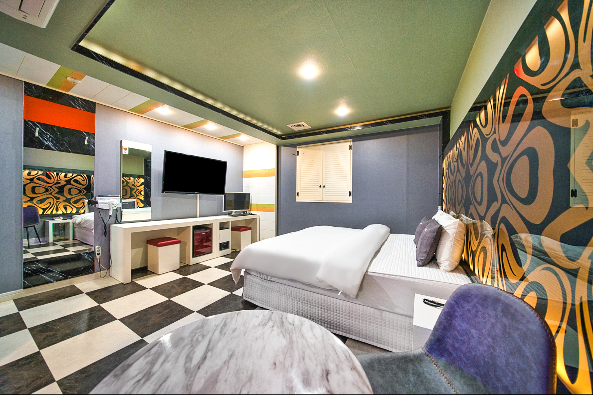 room detail thumbnail 2