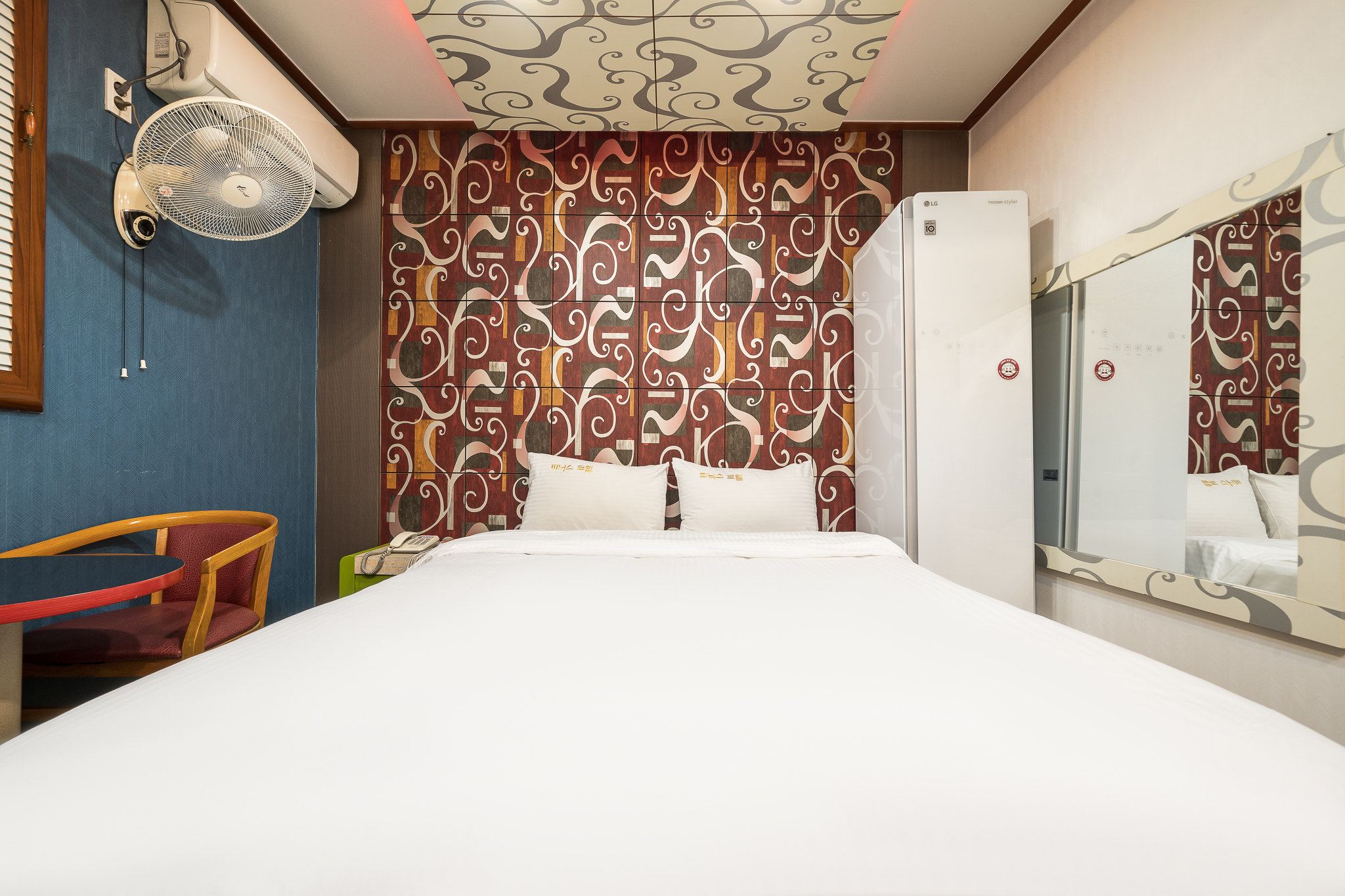 room detail thumbnail 2