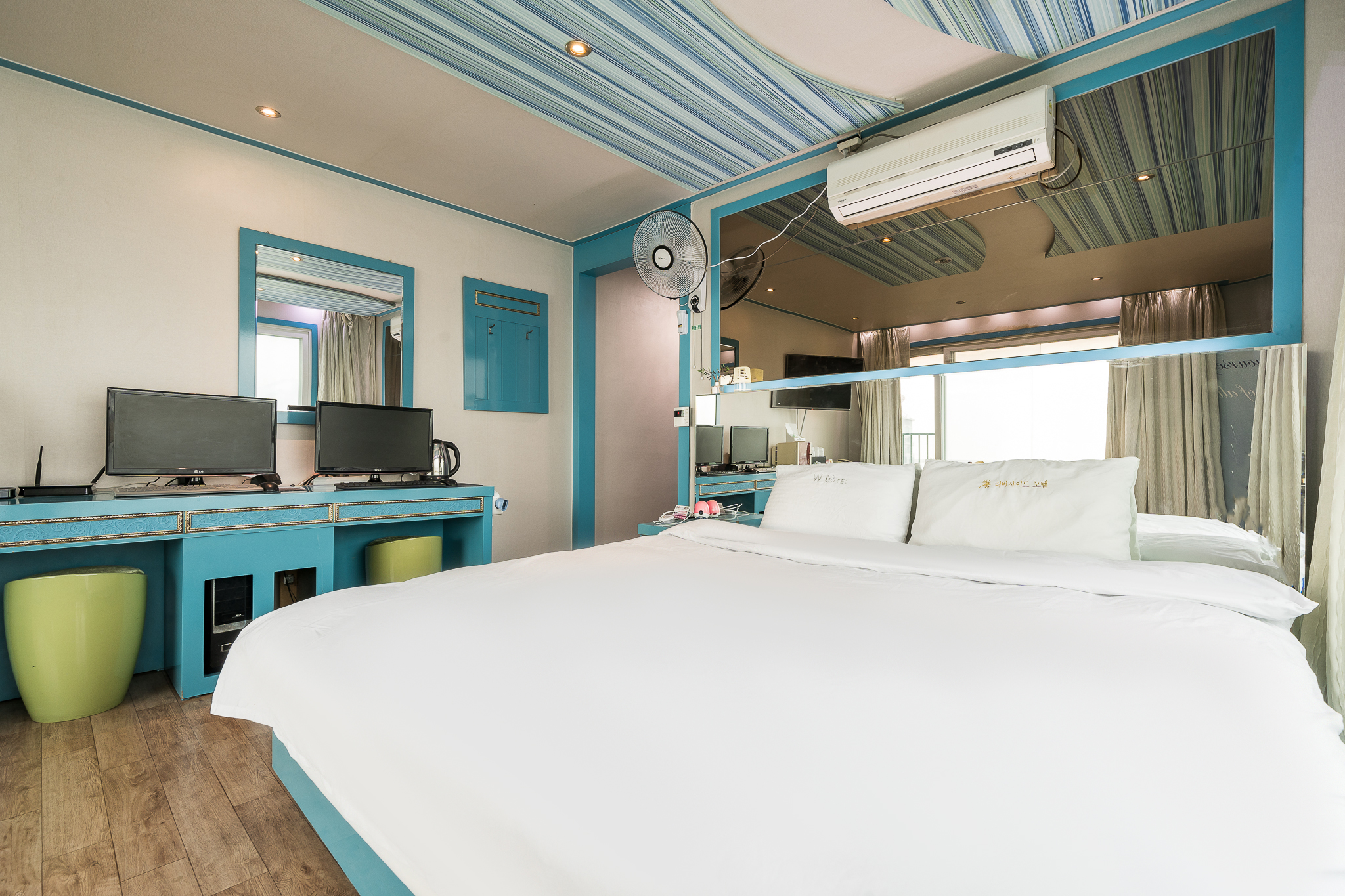 room detail thumbnail 2