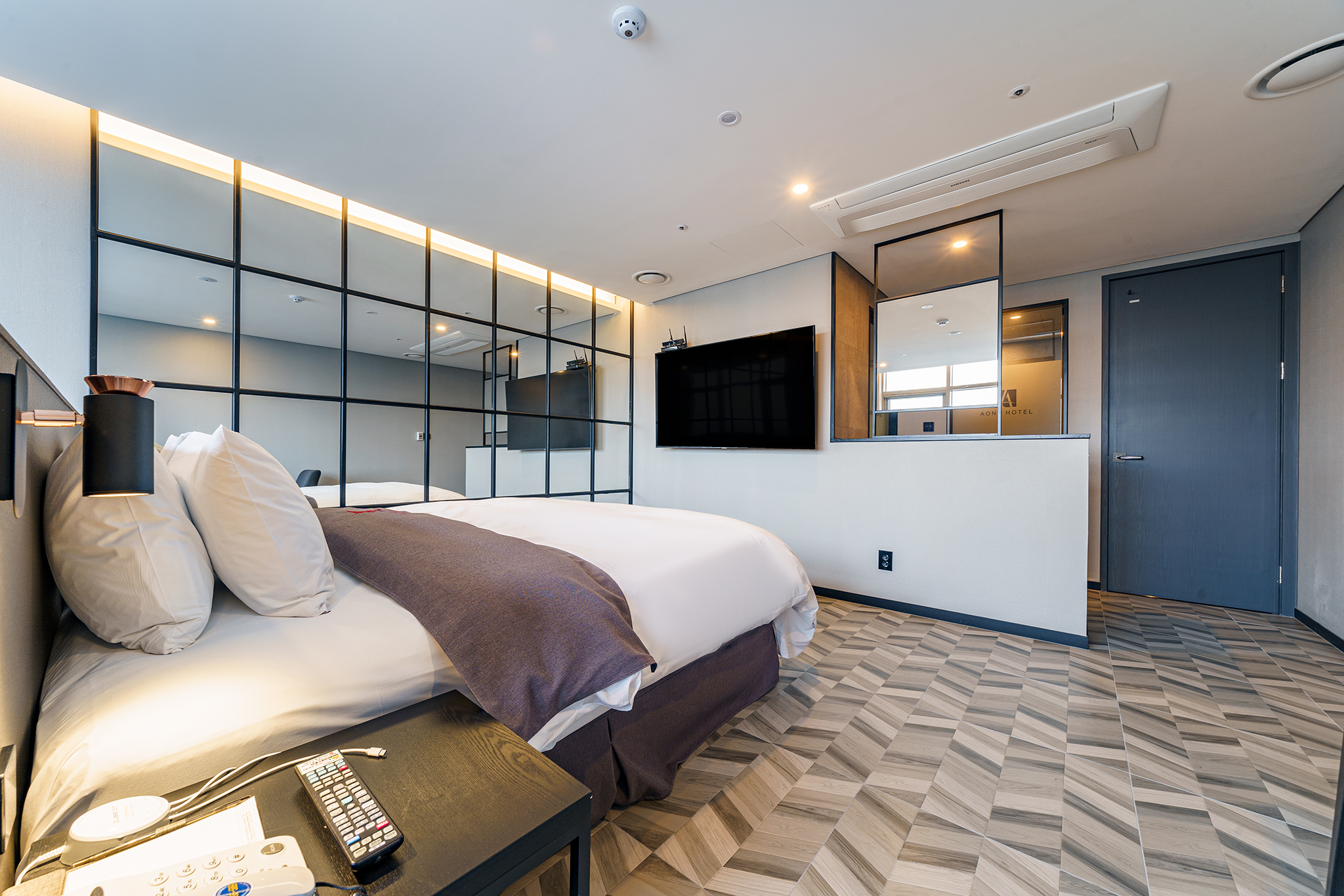 room detail thumbnail 2