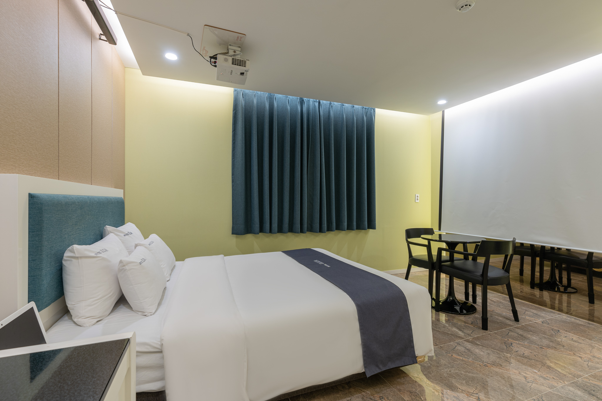 room detail thumbnail 2