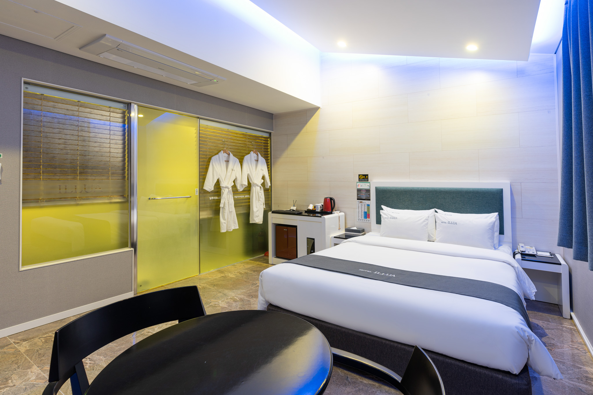 room detail thumbnail 1