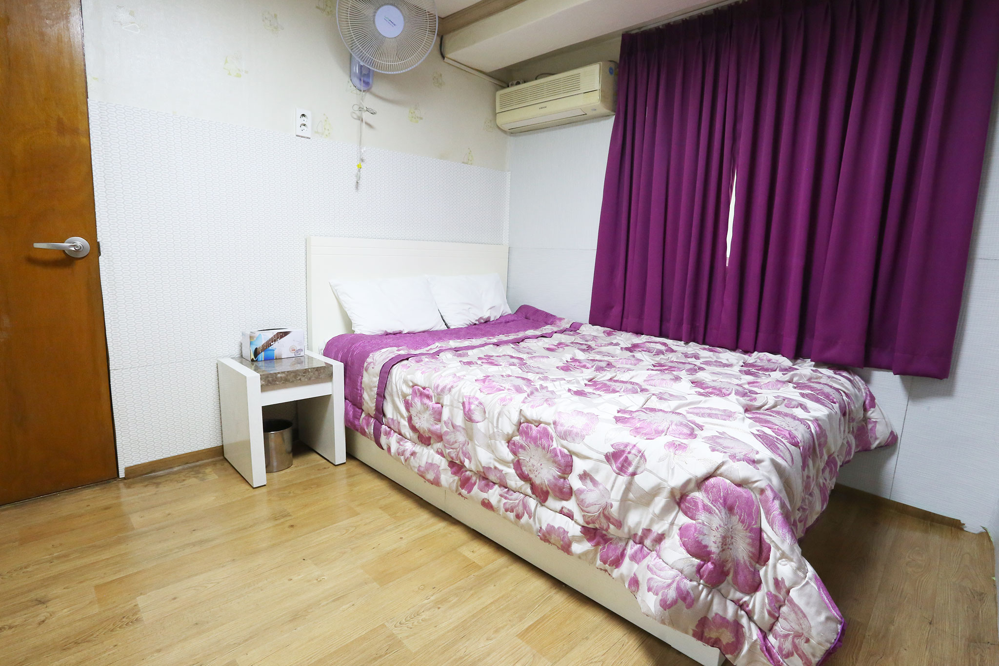 room detail thumbnail 1