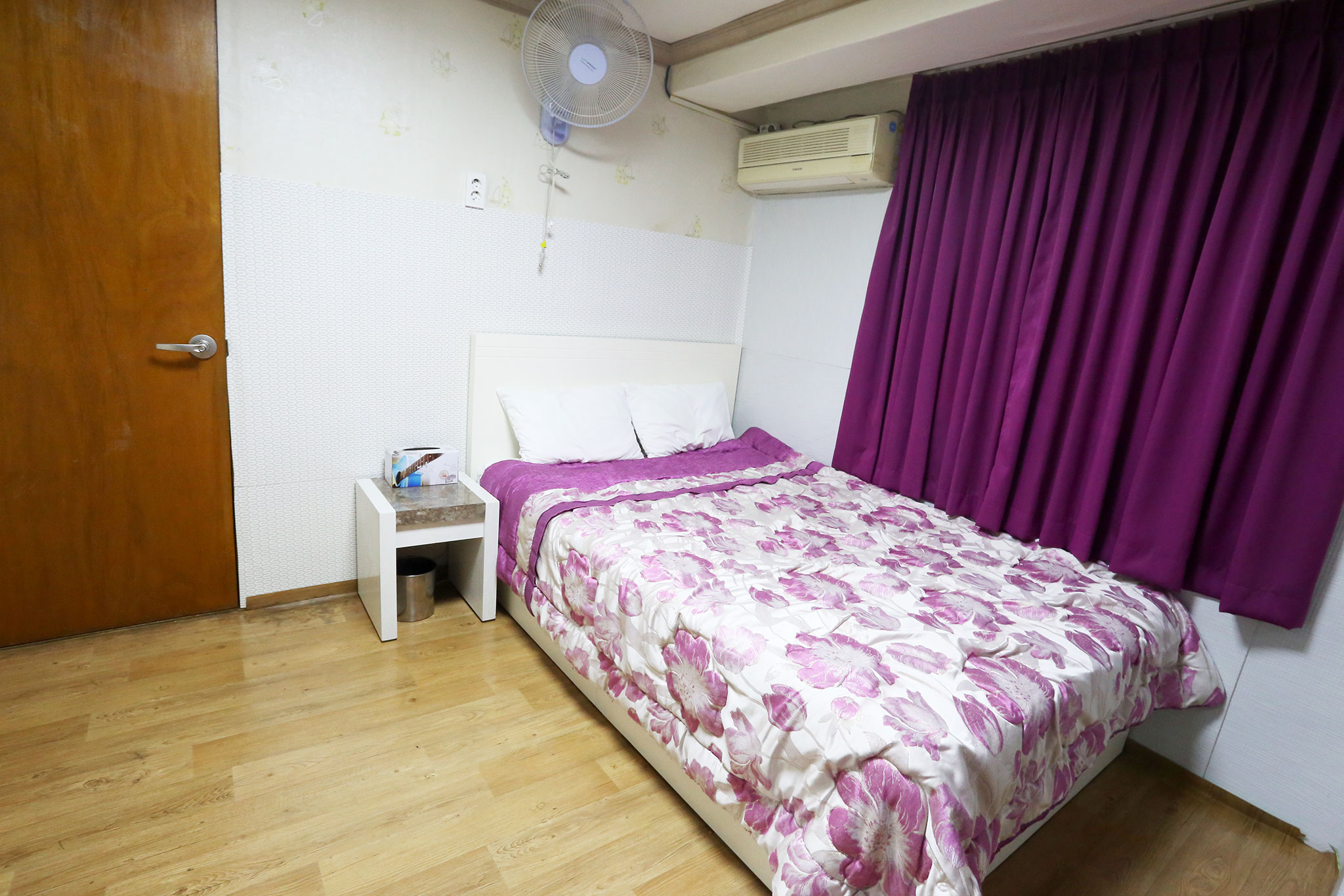 room detail thumbnail 2
