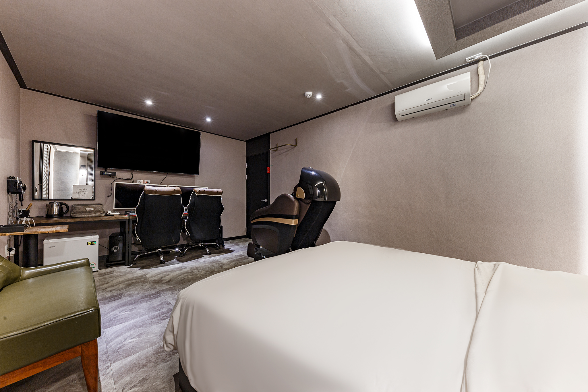 room detail thumbnail 2