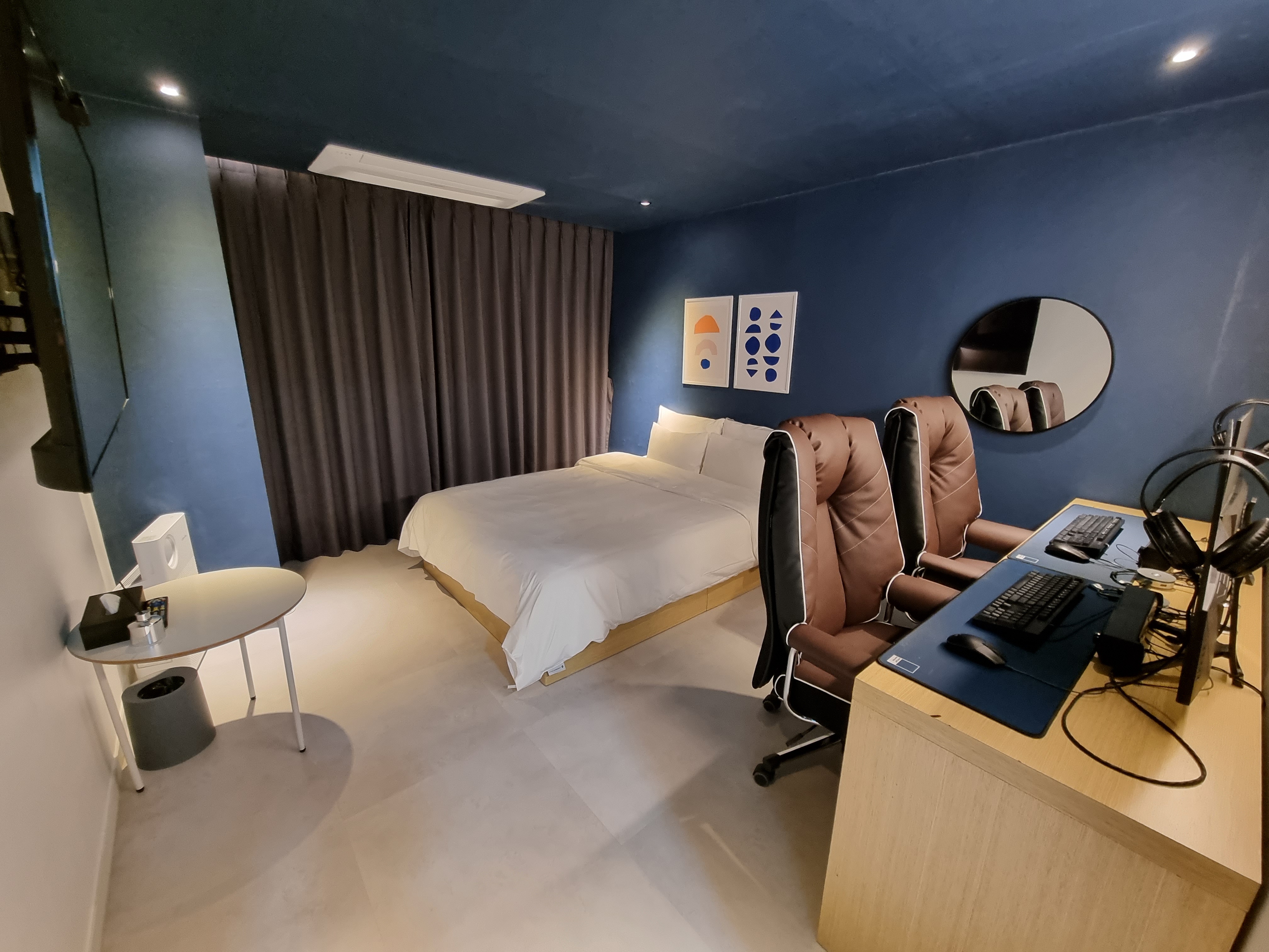 room detail thumbnail 1