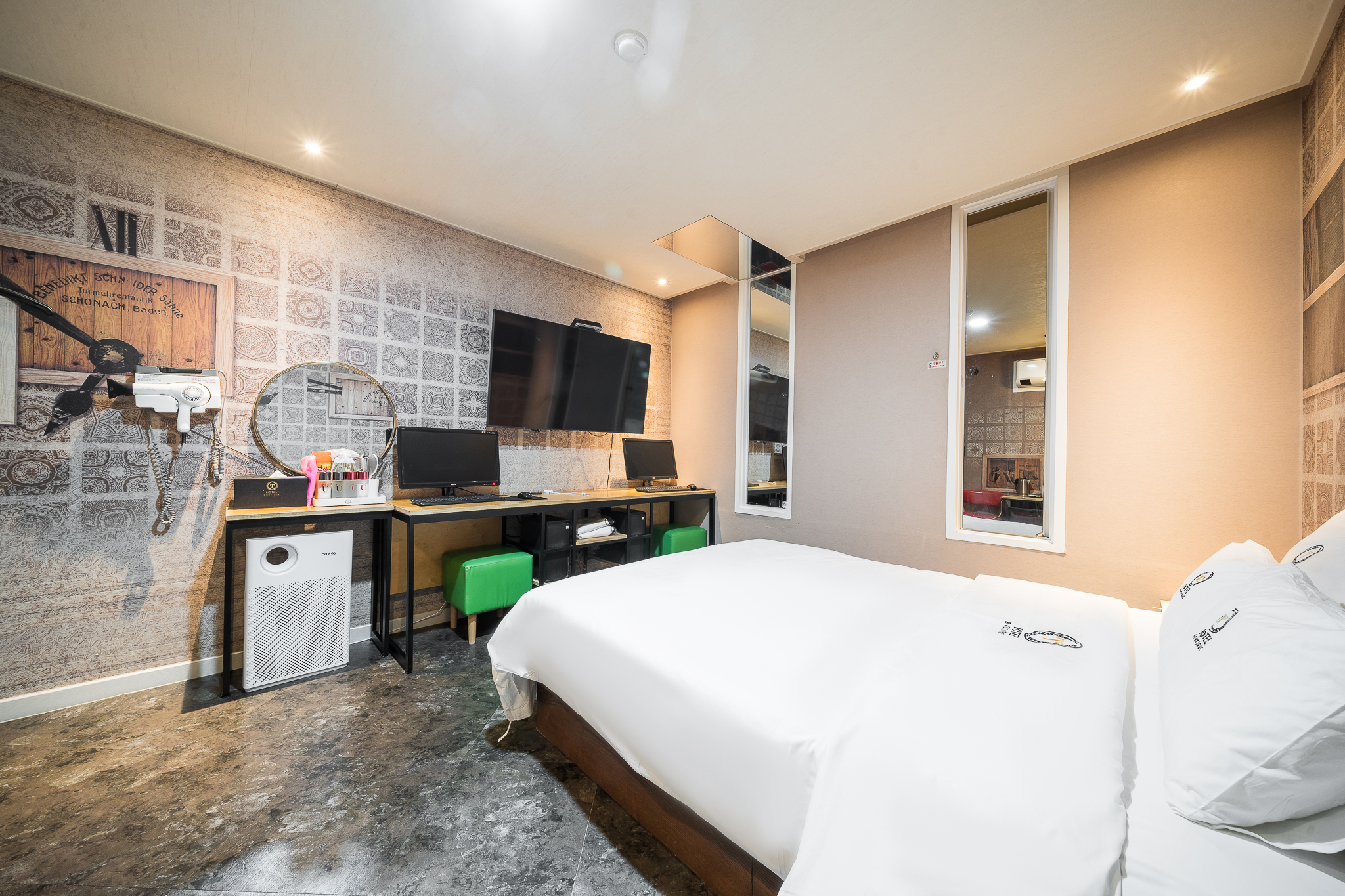 room detail thumbnail 1