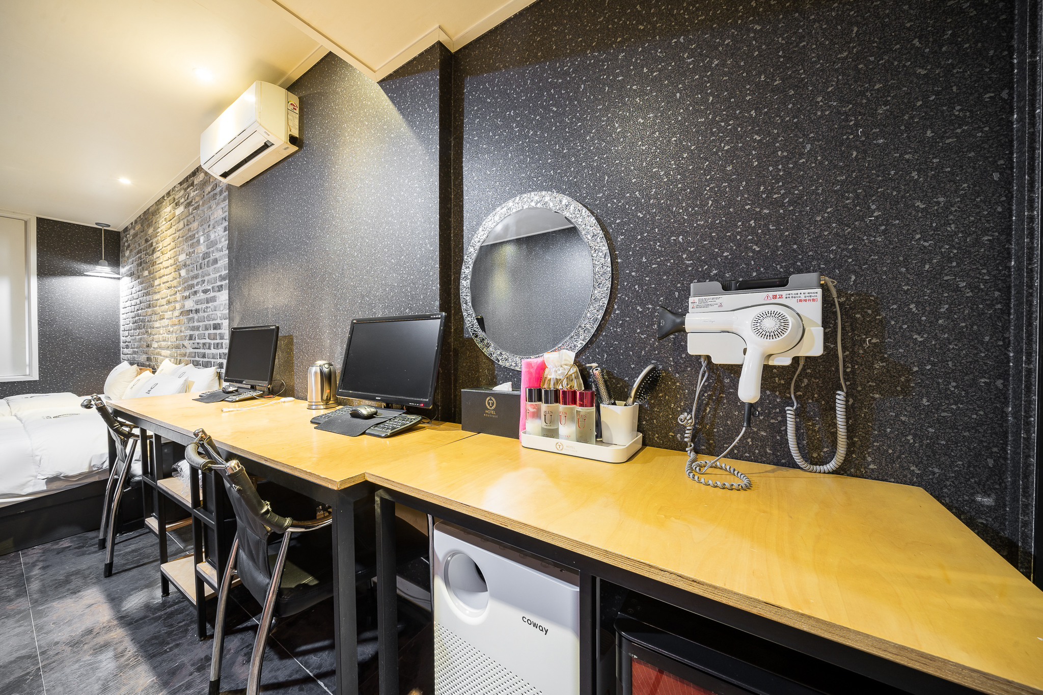 room detail thumbnail 2