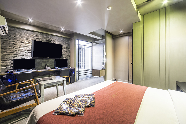 room detail thumbnail 2