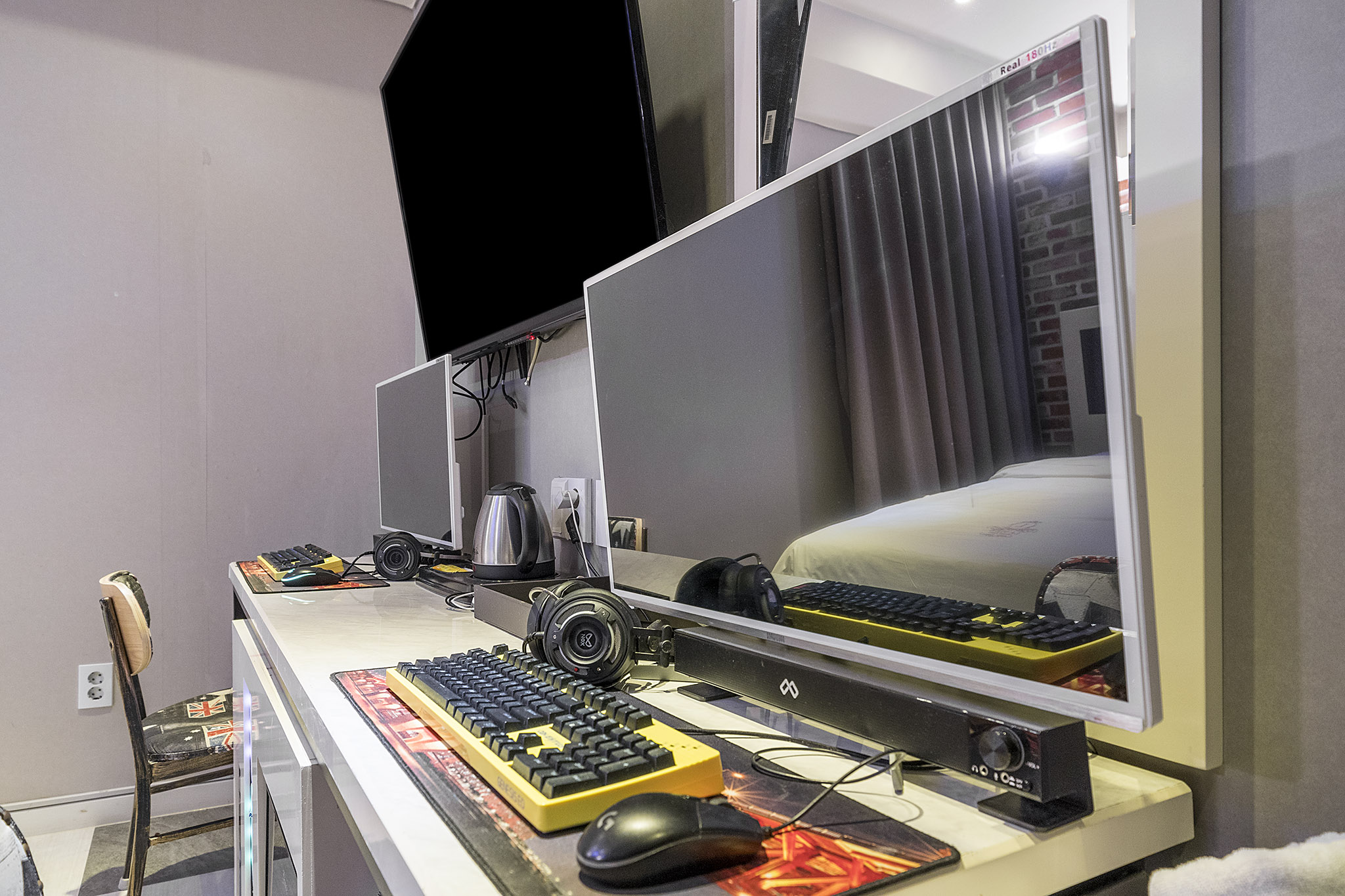 room detail thumbnail 2