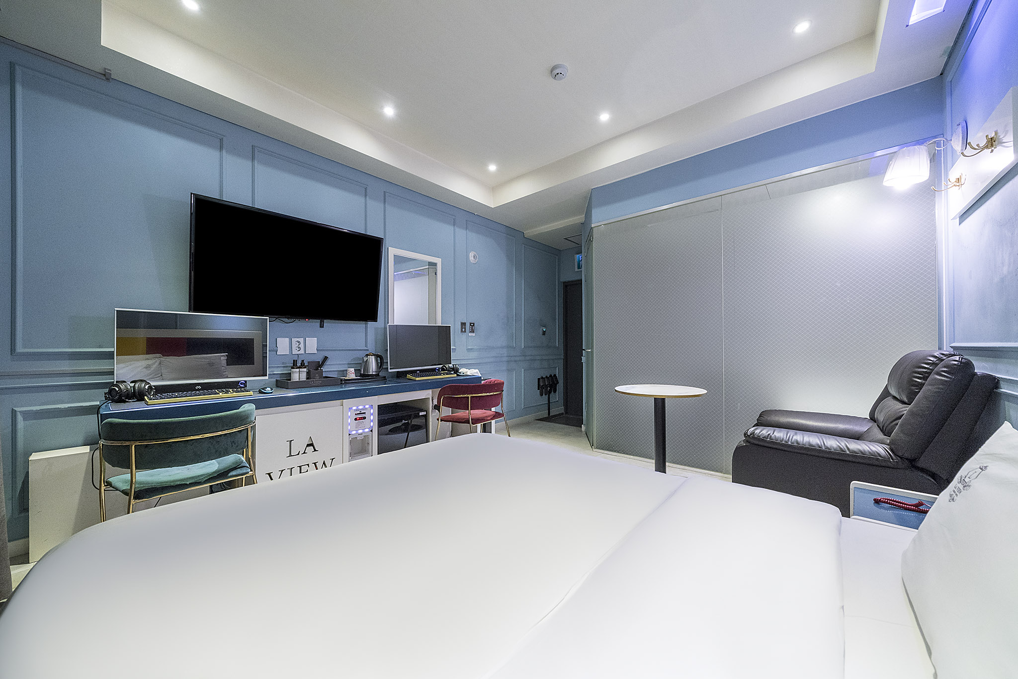 room detail thumbnail 2