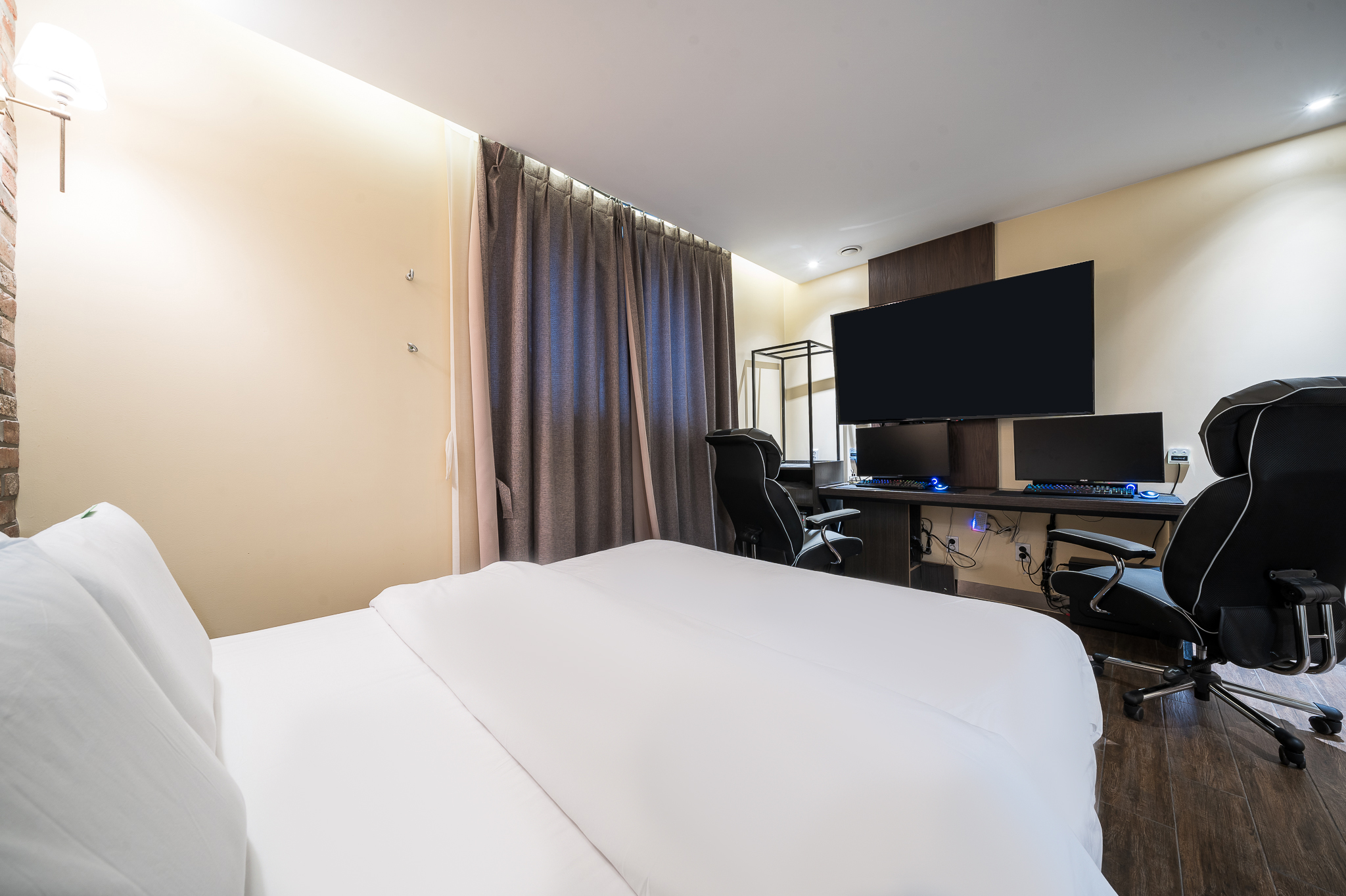 room detail thumbnail 2