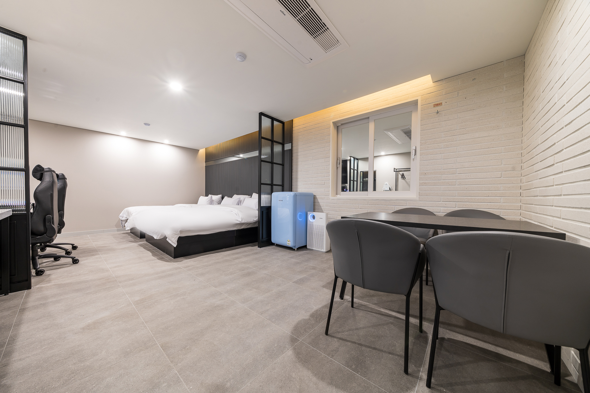 PREMIUM SUITE(게이밍2PC,투베드,화장실2개,LG70인치TV)(안마의자,스타일러,비데,공기청정기,욕조,넷플릭스,디즈니 6종OTT무료시청)