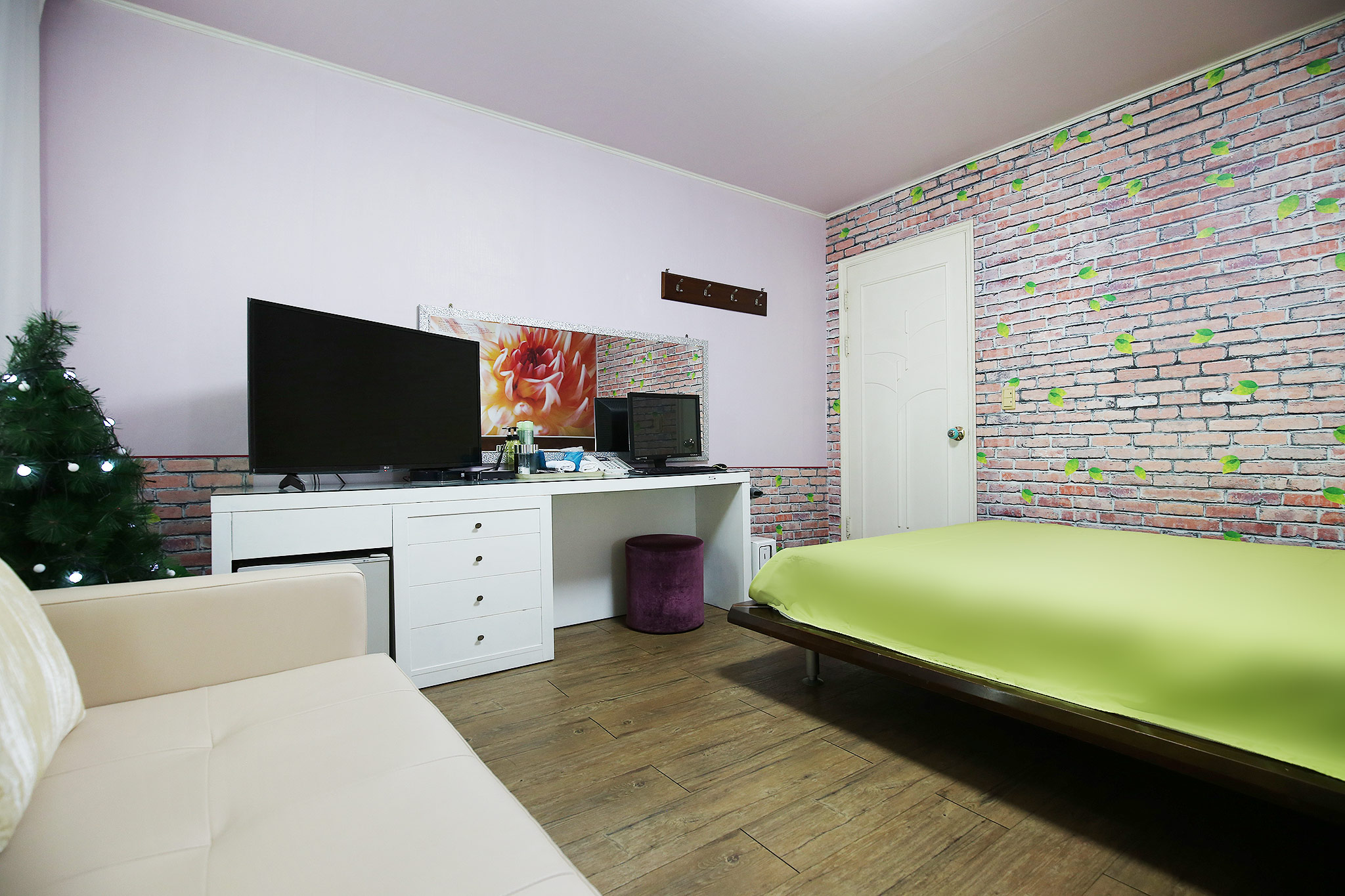 room detail thumbnail 1