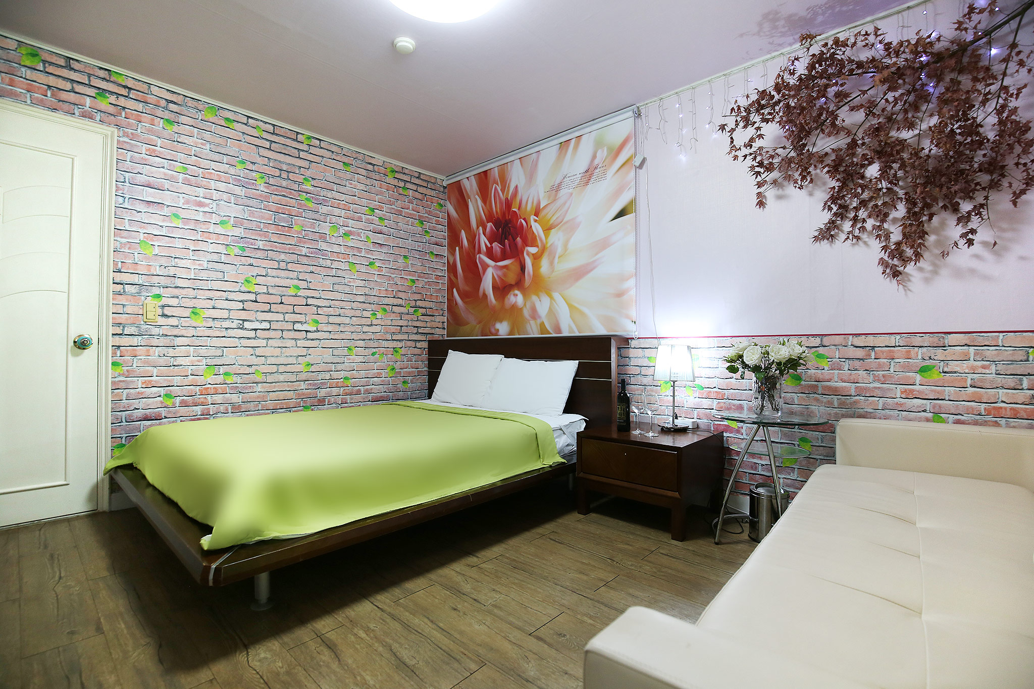 room detail thumbnail 2