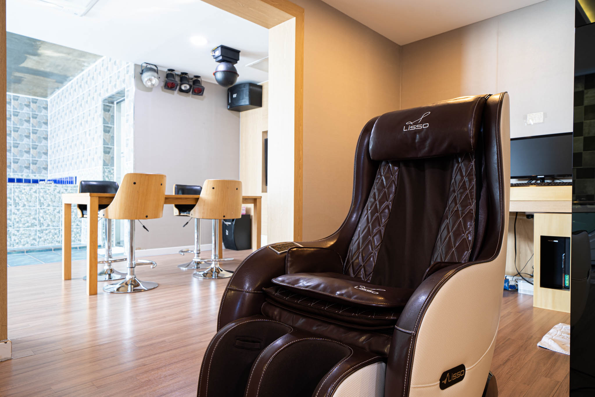 room detail thumbnail 2