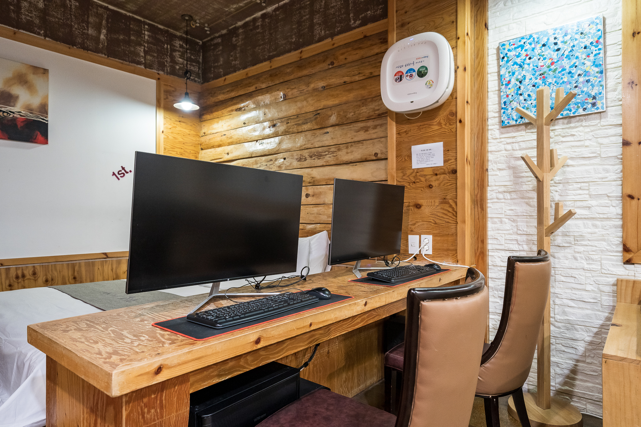 room detail thumbnail 2