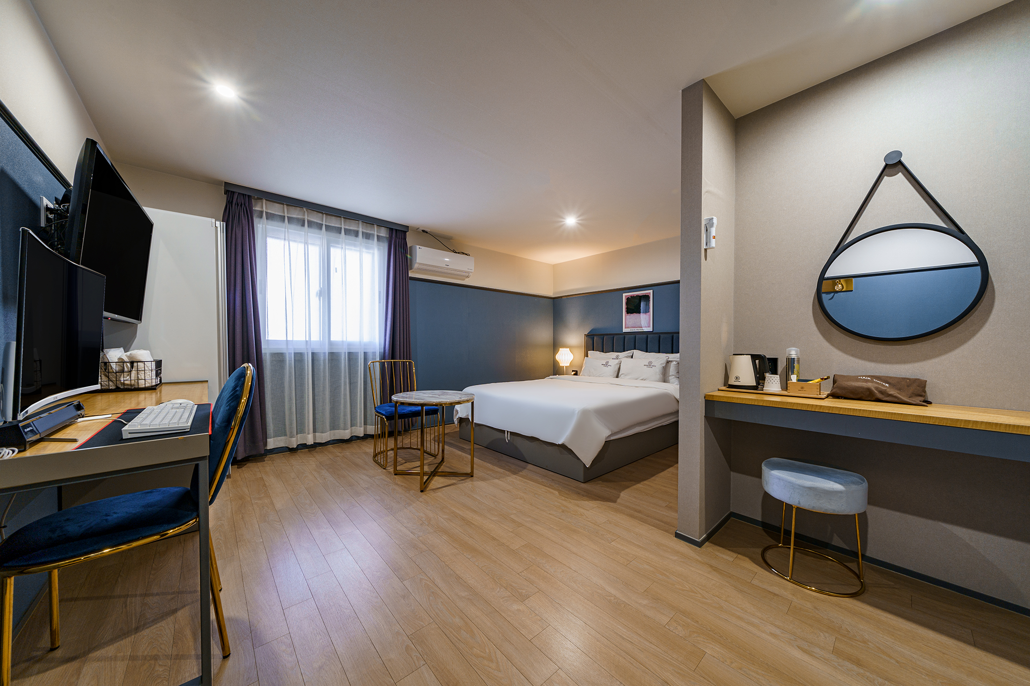 room detail thumbnail 2